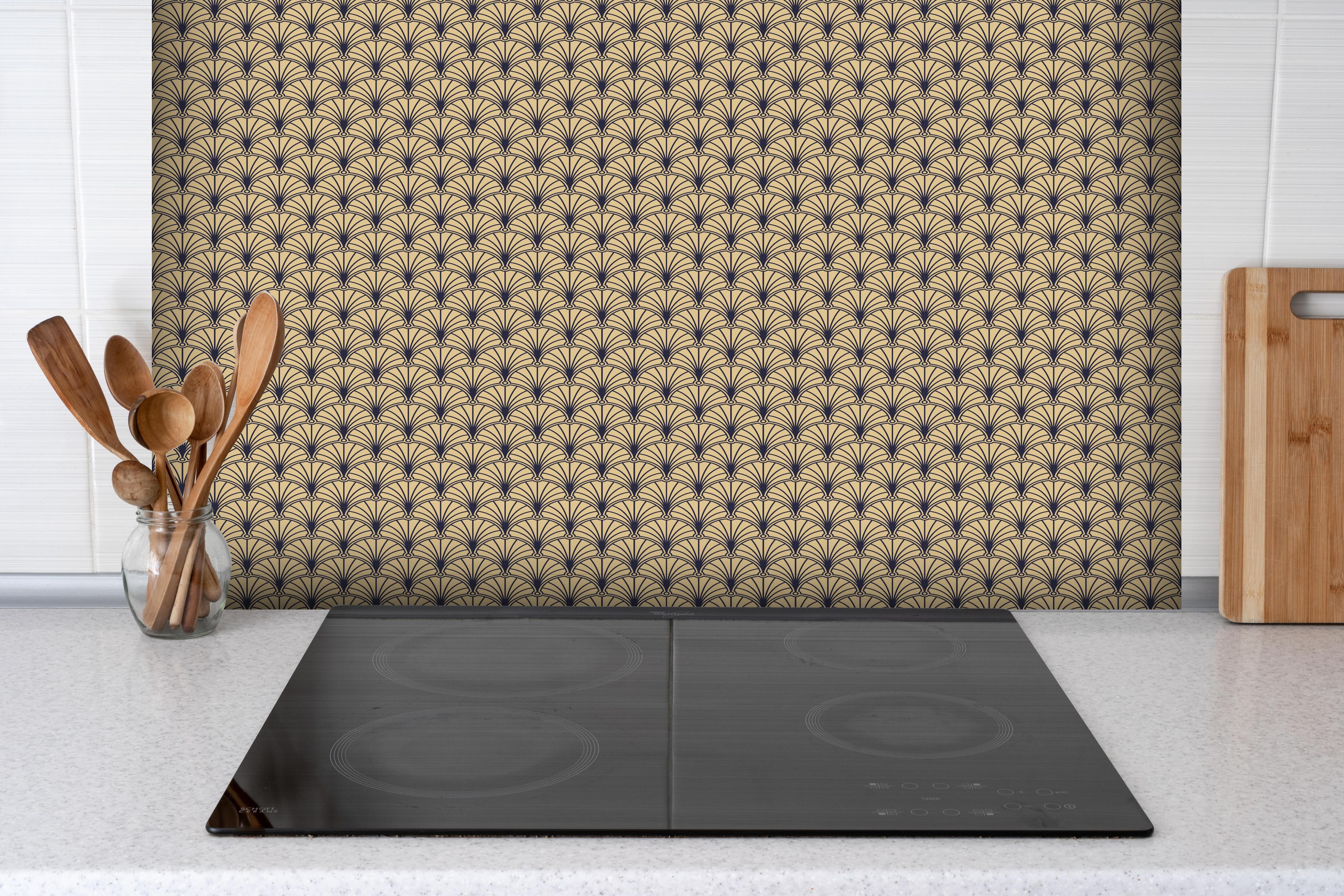 Spritzschutz - Elegante beige Musterstruktur Tapete hinter einem Cerankochfeld zwischen Holz-Kochutensilien