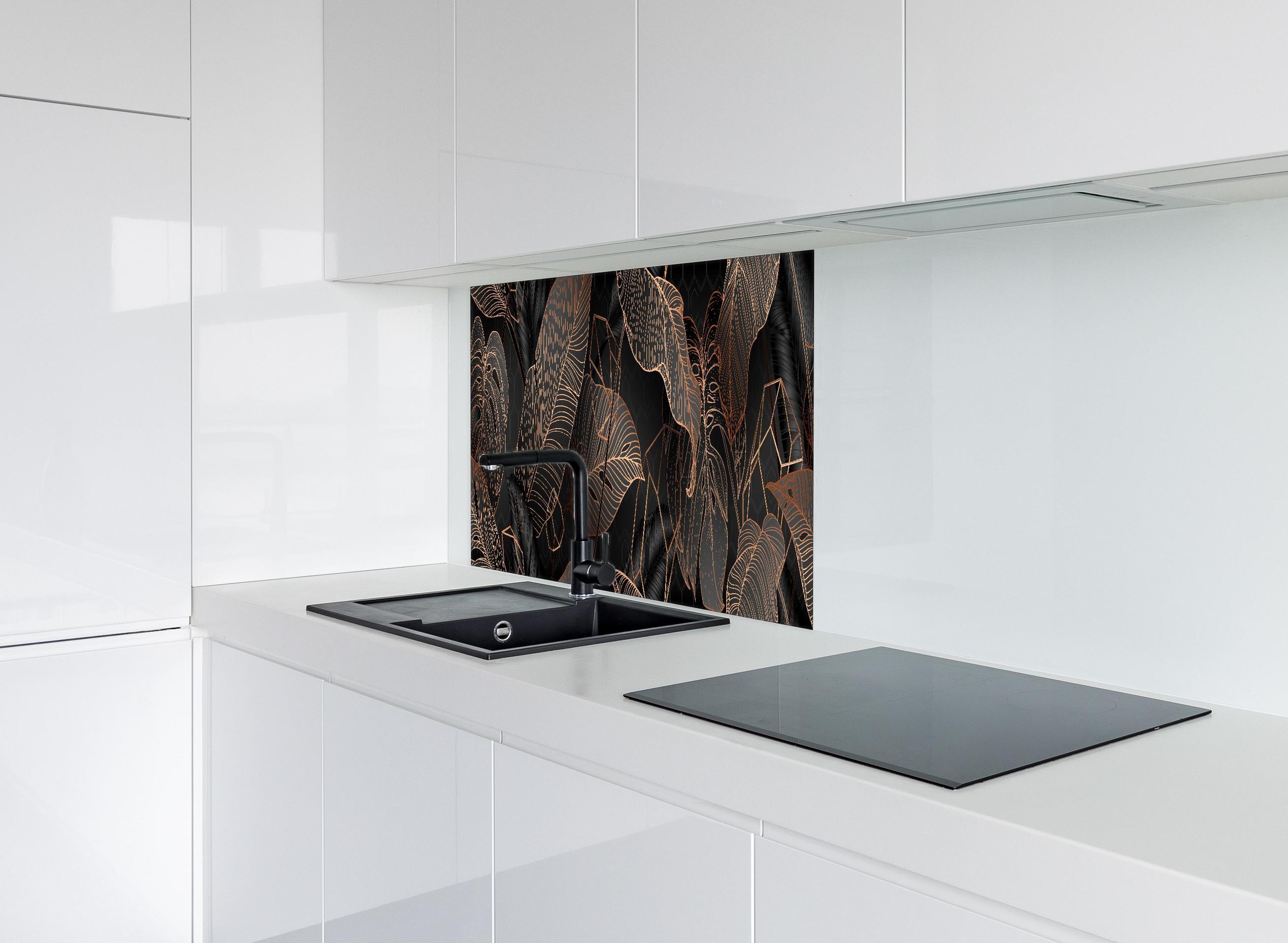 Spritzschutz - Elegante bronzene Blattlinien auf Schwarz hinter einem Cerankochfeld zwischen Holz-Kochutensilien