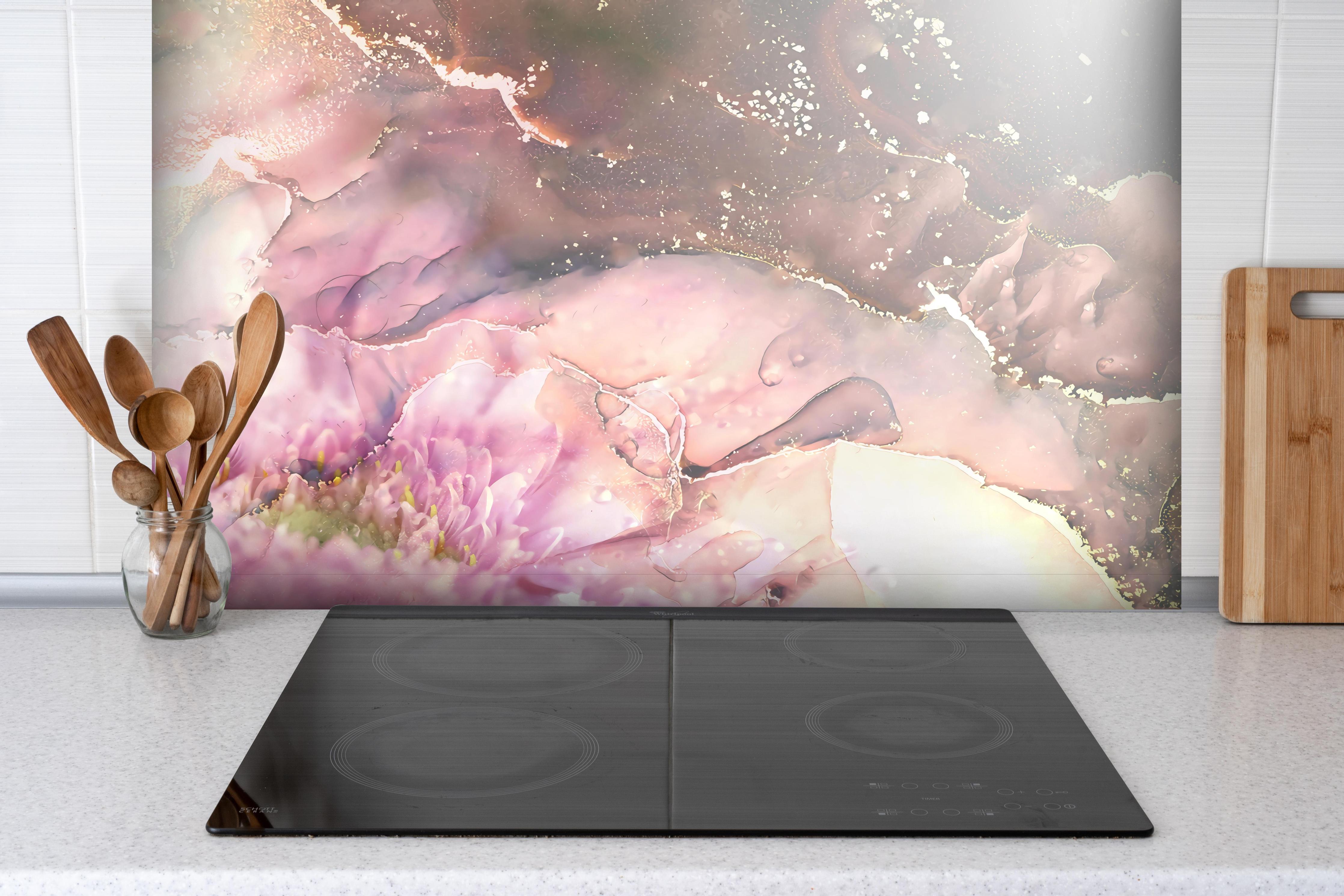 Spritzschutz - Elegante florale Marmorstruktur in Pastell hinter einem Cerankochfeld zwischen Holz-Kochutensilien