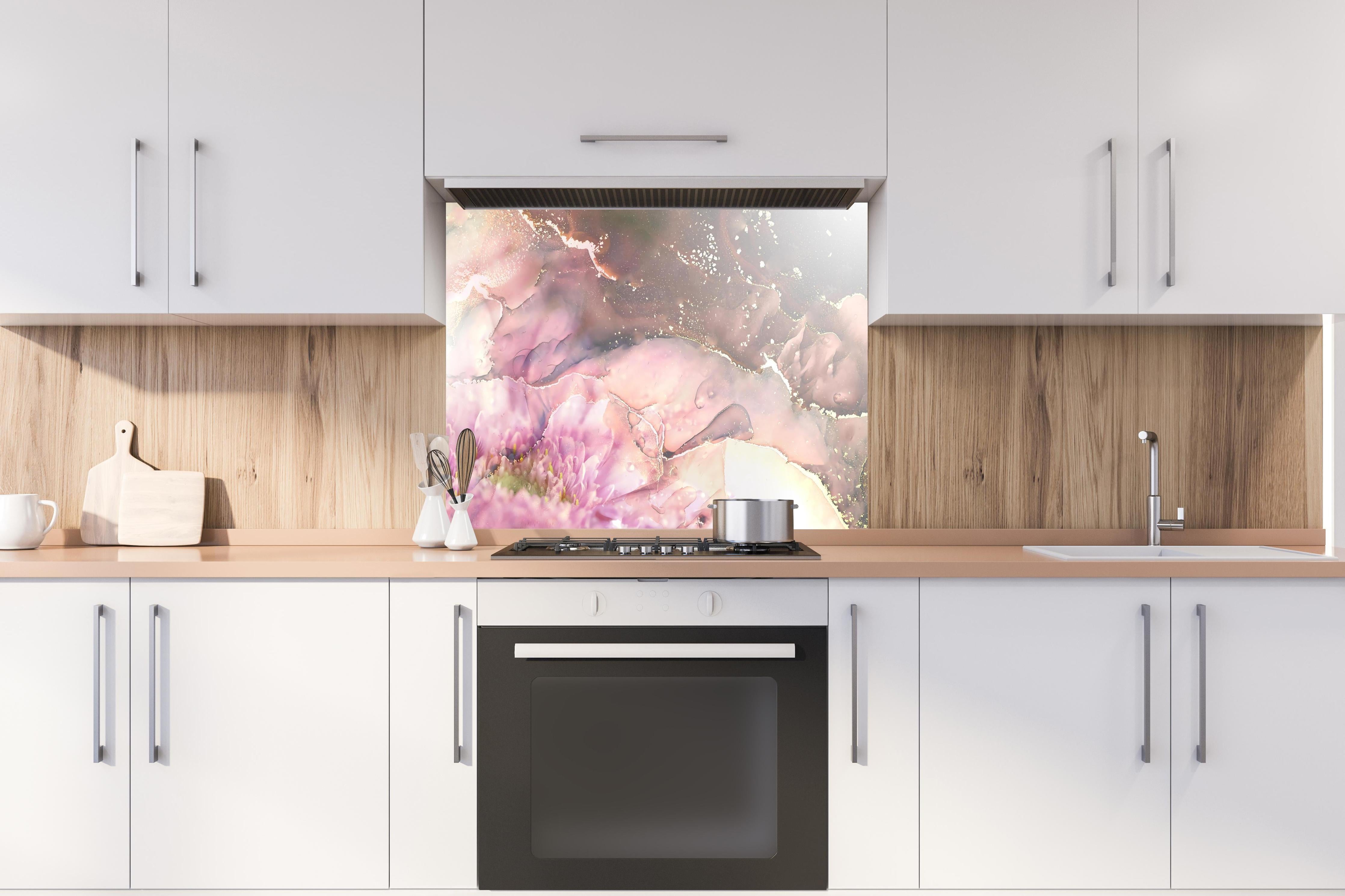 Spritzschutz - Elegante florale Marmorstruktur in Pastell hinter einem Cerankochfeld zwischen Holz-Kochutensilien