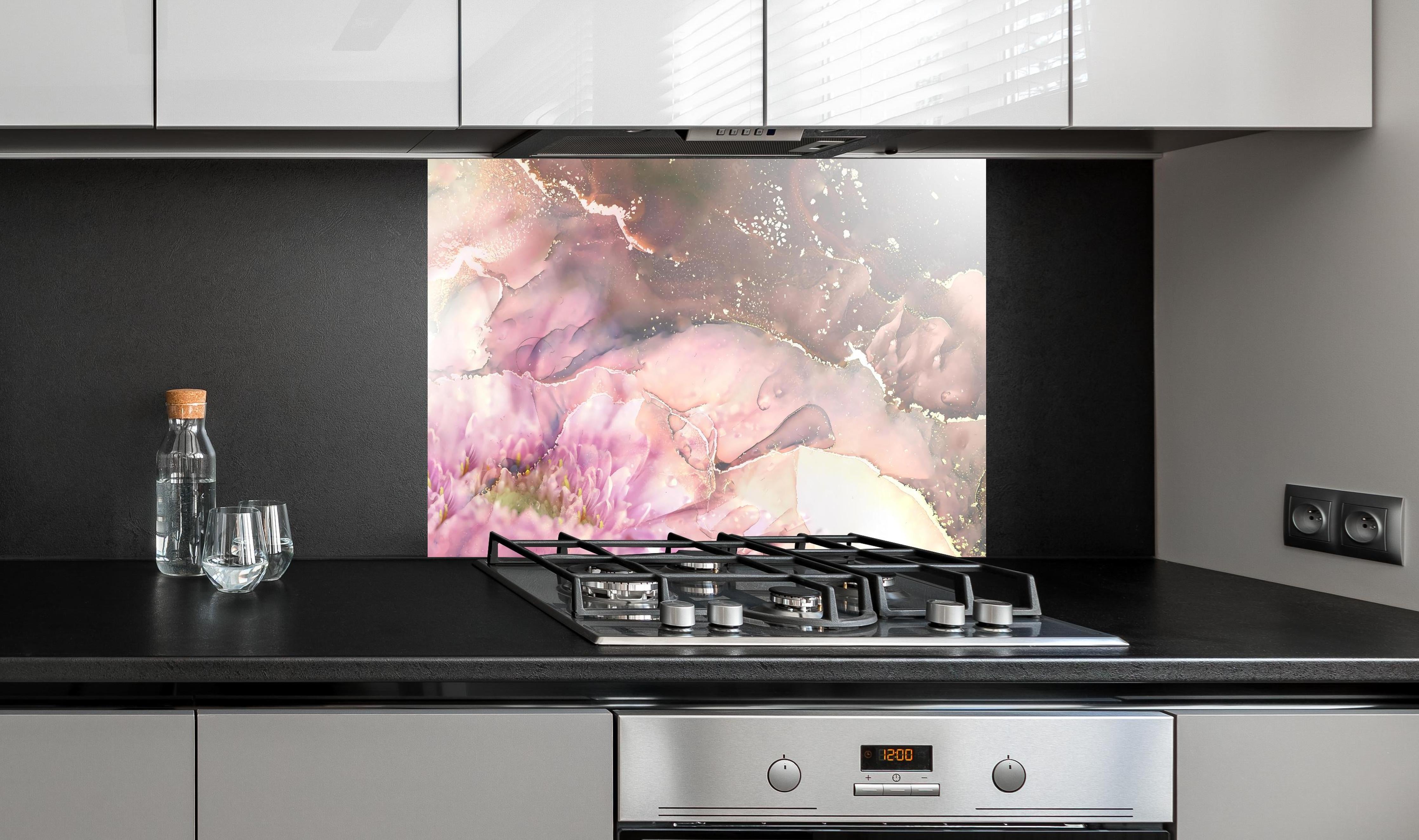 Spritzschutz - Elegante florale Marmorstruktur in Pastell hinter einem Cerankochfeld zwischen Holz-Kochutensilien