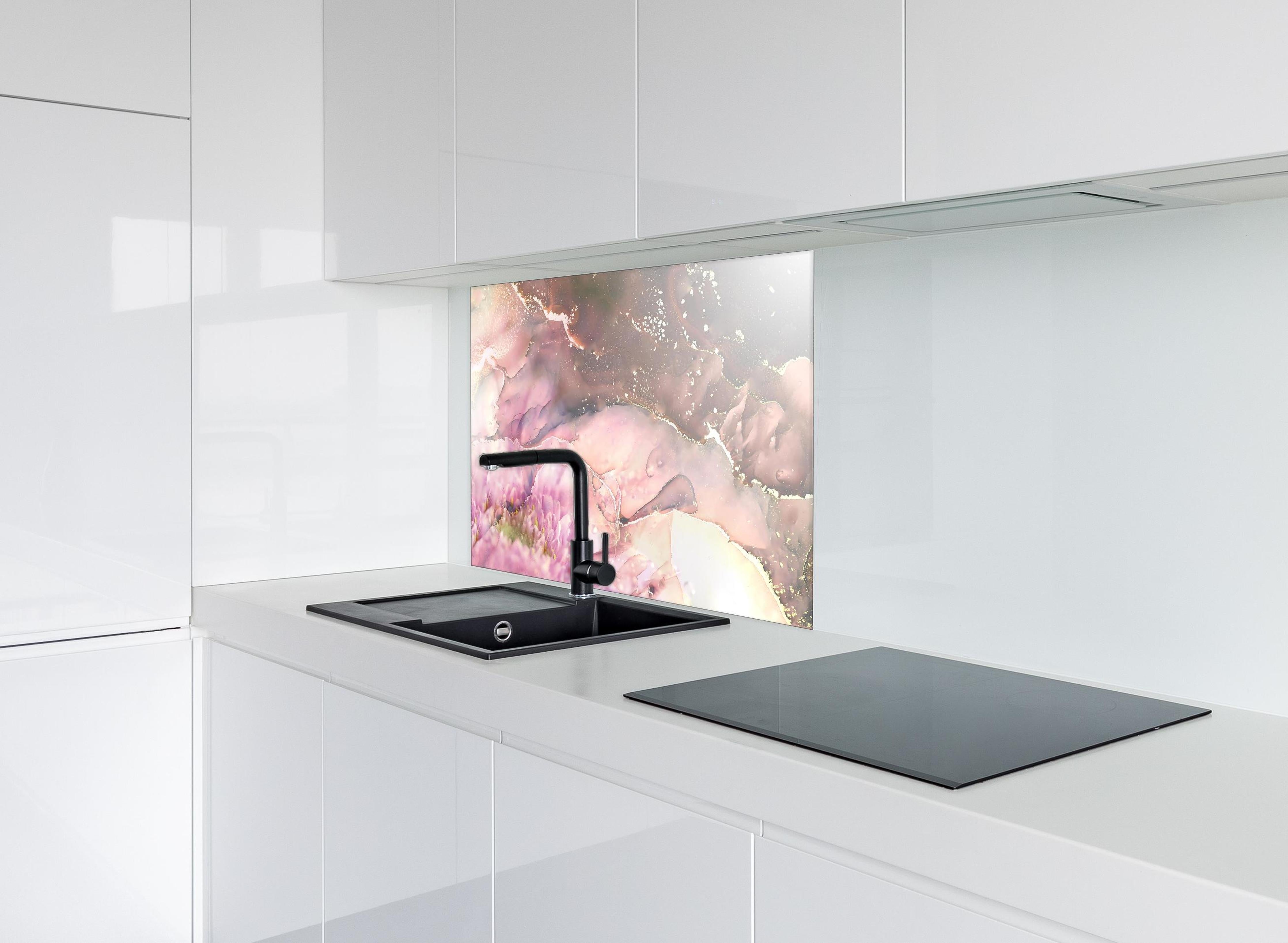 Spritzschutz - Elegante florale Marmorstruktur in Pastell hinter einem Cerankochfeld zwischen Holz-Kochutensilien