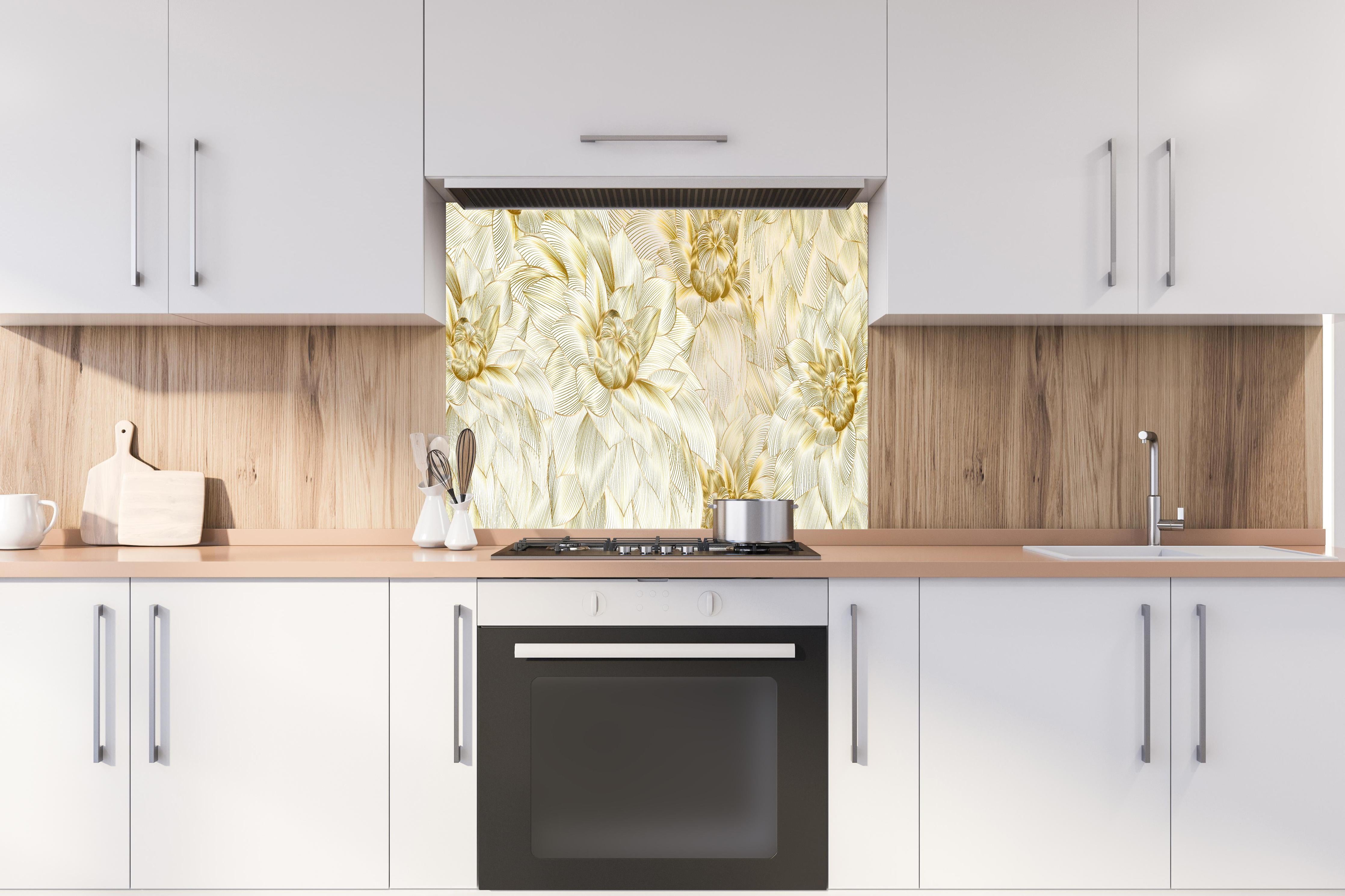 Spritzschutz - Elegante goldene Blumenmuster Textur hinter einem Cerankochfeld zwischen Holz-Kochutensilien
