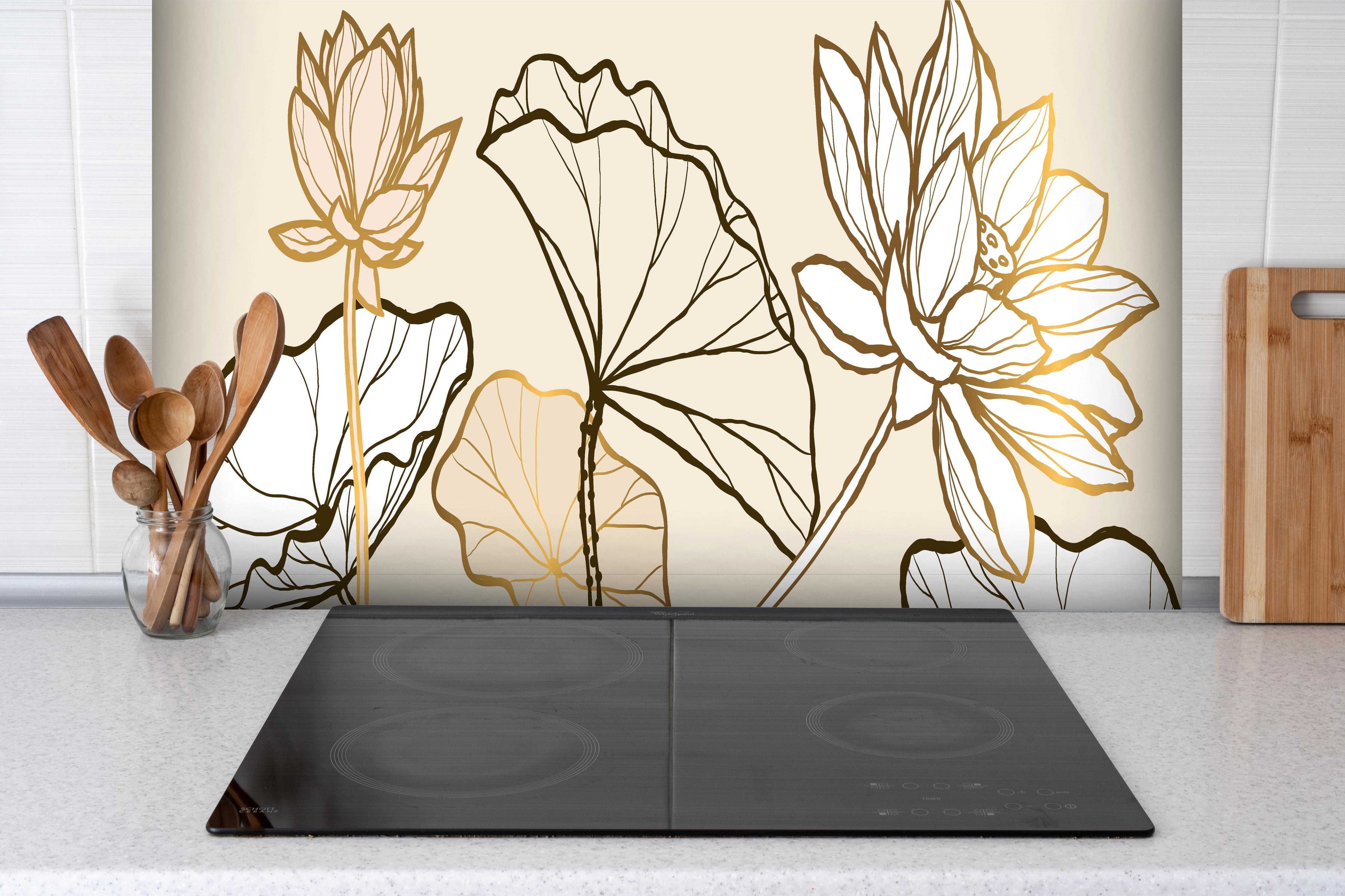 Spritzschutz - Elegante goldene Linienkunst auf Beige hinter einem Cerankochfeld zwischen Holz-Kochutensilien