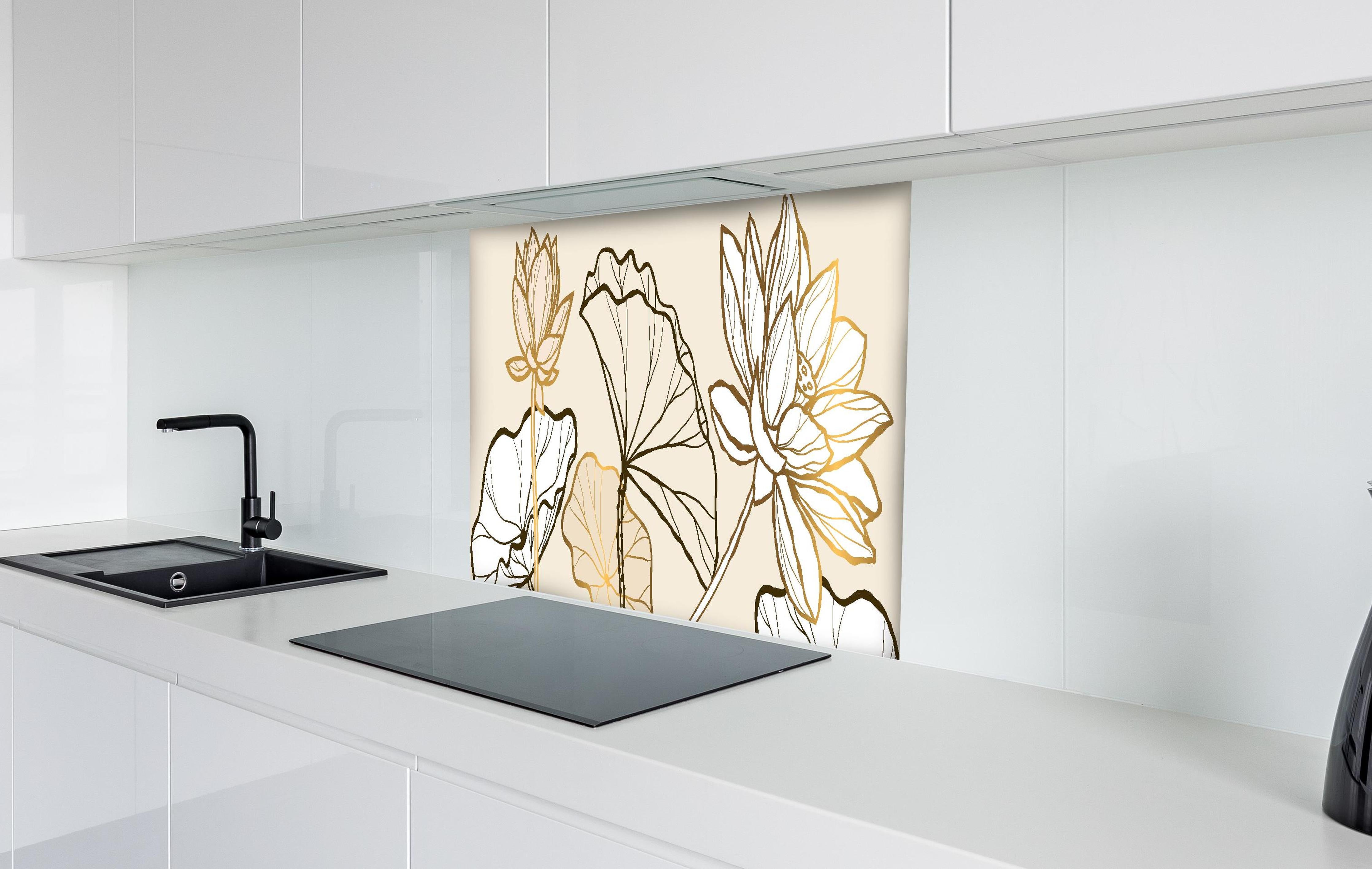 Spritzschutz - Elegante goldene Linienkunst auf Beige hinter einem Cerankochfeld zwischen Holz-Kochutensilien