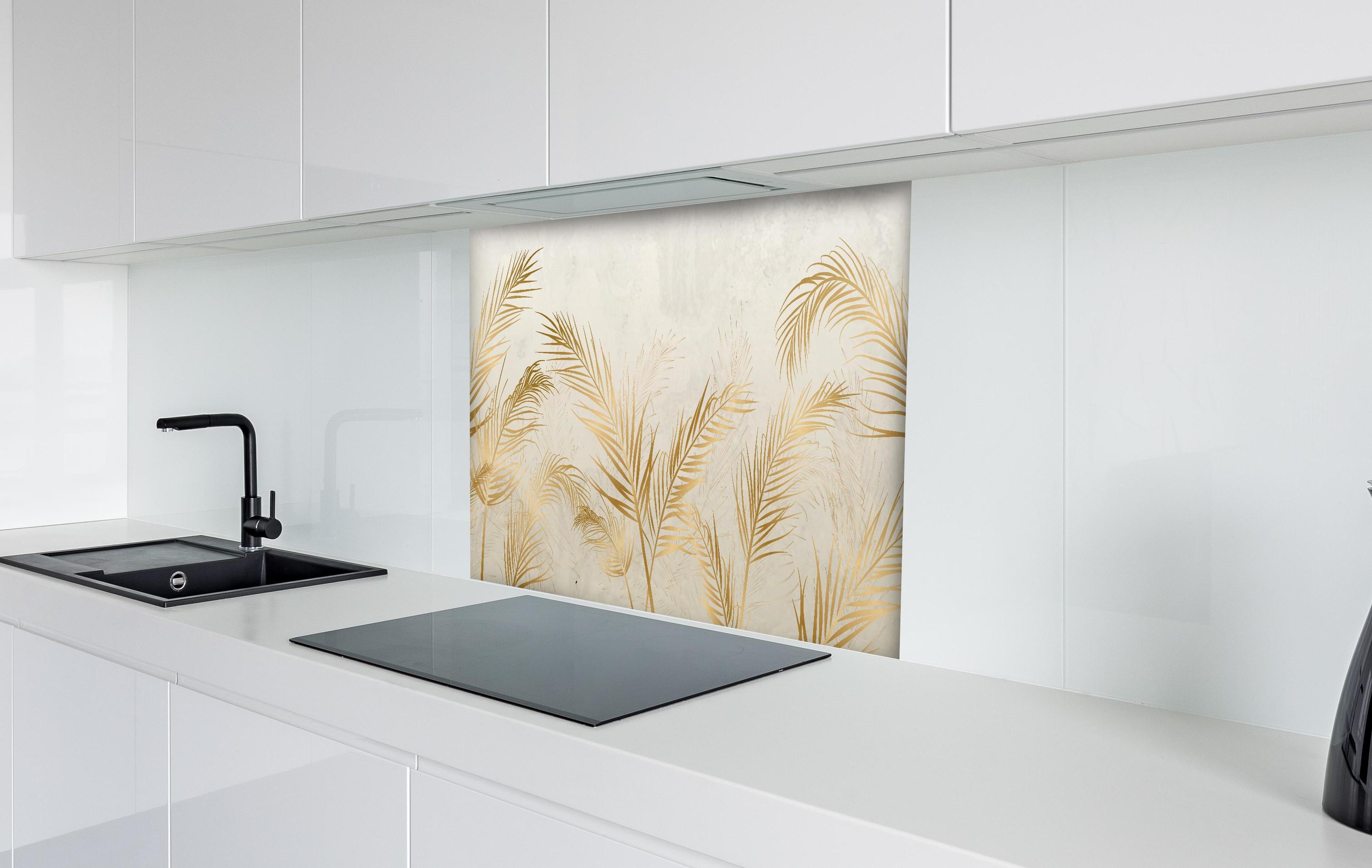 Spritzschutz - Elegante goldene Palmwedel auf hellem Grund hinter einem Cerankochfeld zwischen Holz-Kochutensilien