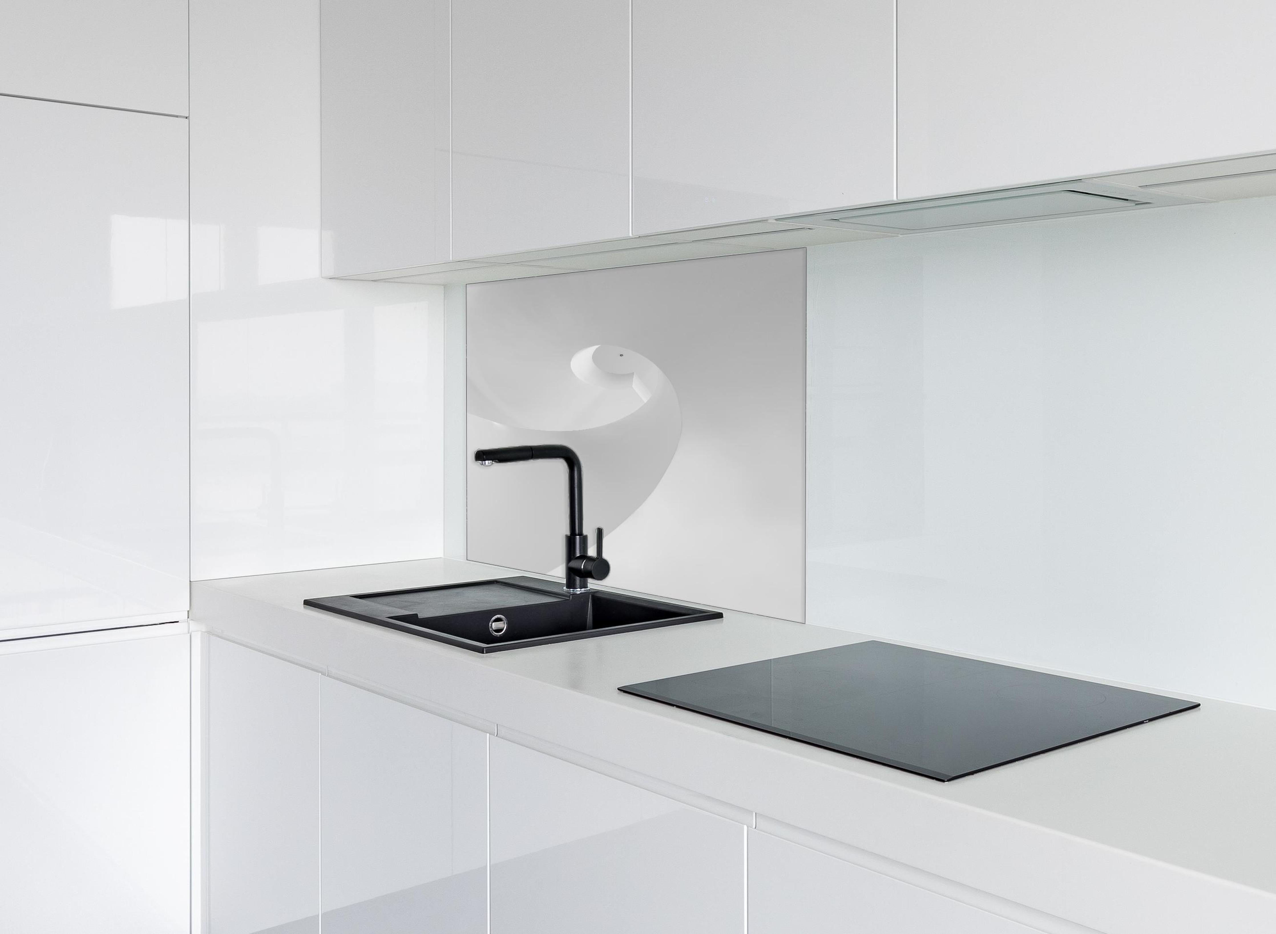 Spritzschutz - Elegante monochrome Spirale in Schwarz-weiß hinter einem Cerankochfeld zwischen Holz-Kochutensilien