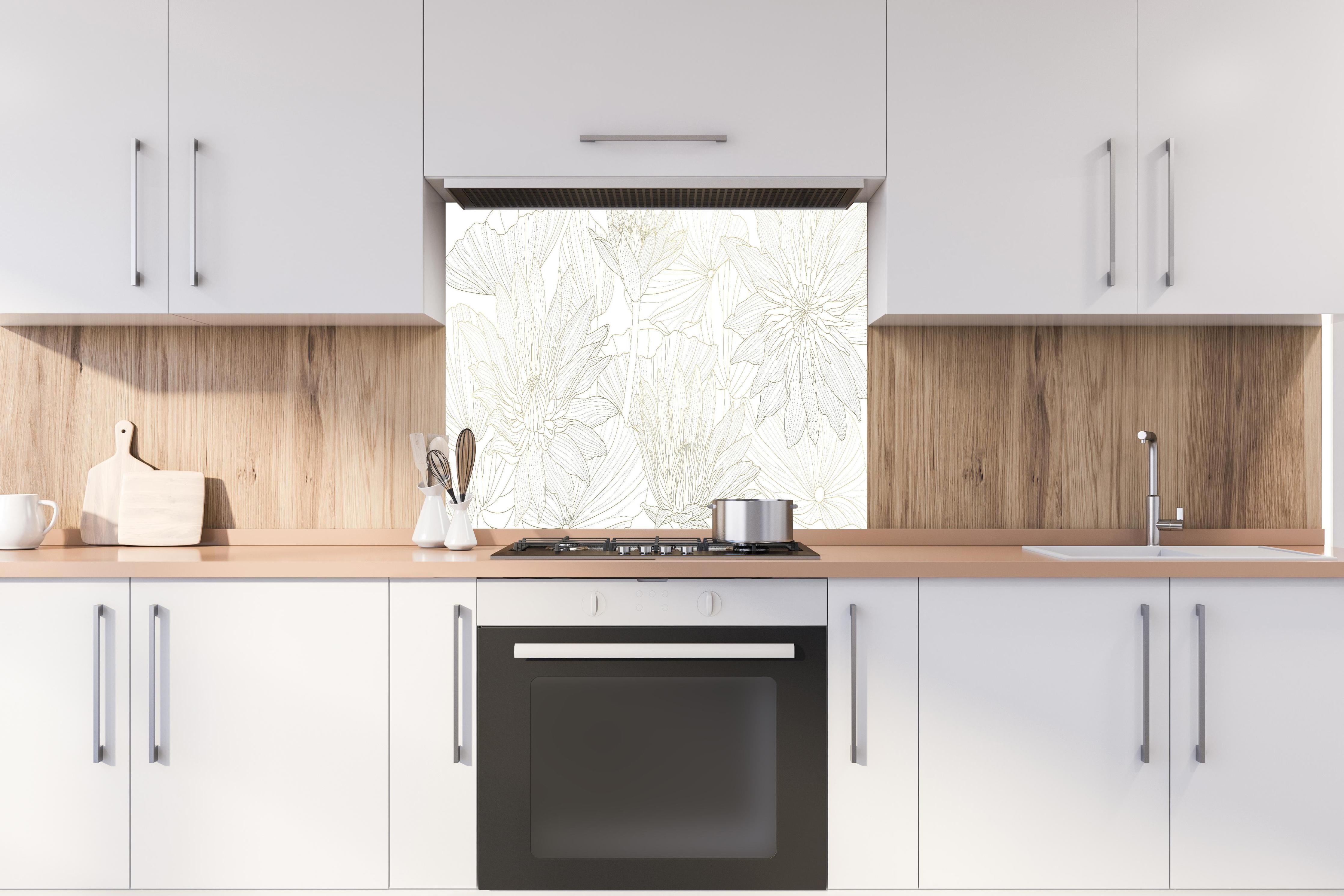 Spritzschutz - Elegante weiße Blumen Linienzeichnung hinter einem Cerankochfeld zwischen Holz-Kochutensilien