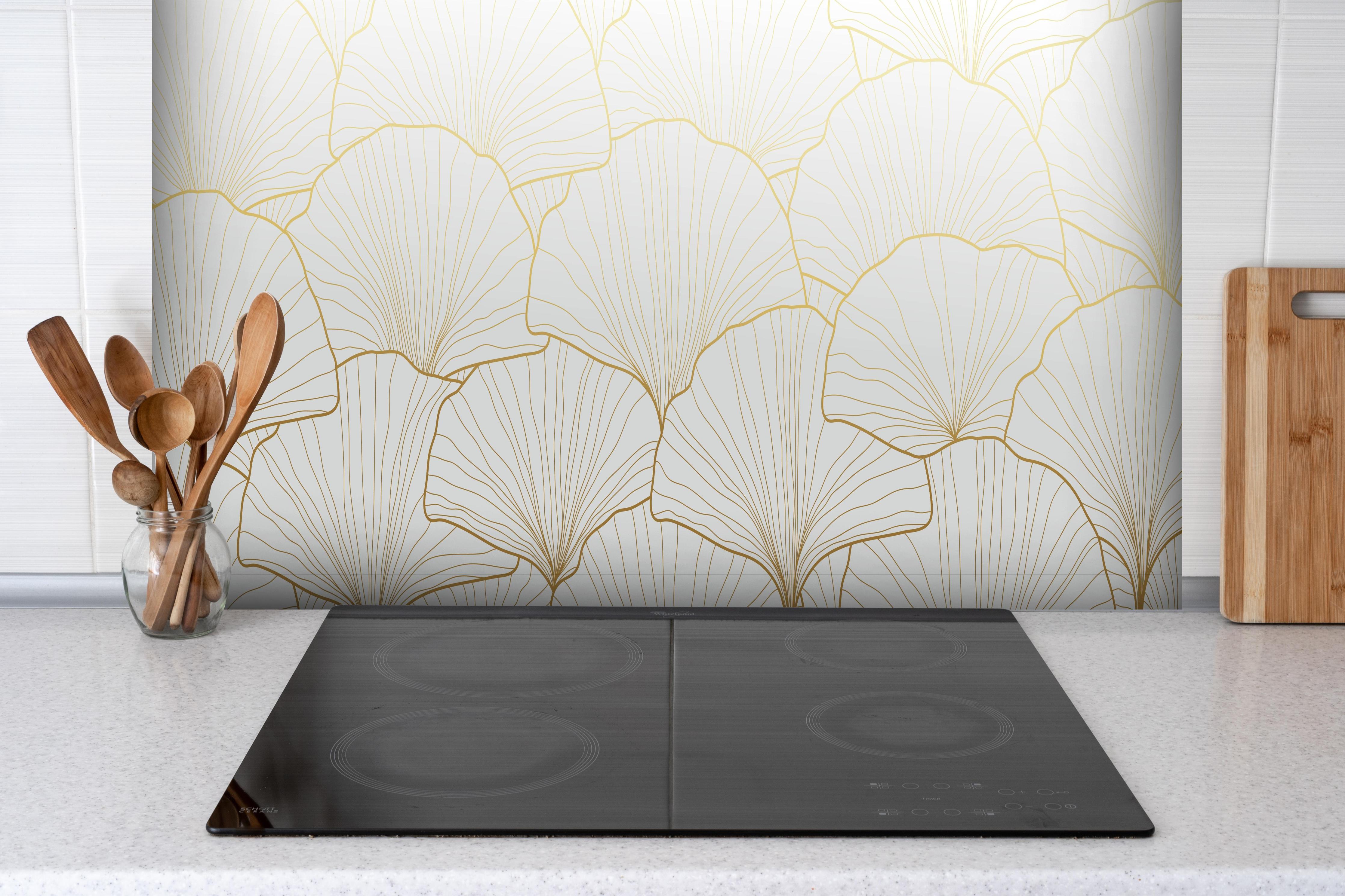 Spritzschutz - Elegante weiße Ginkgo Blattgold Textur hinter einem Cerankochfeld zwischen Holz-Kochutensilien