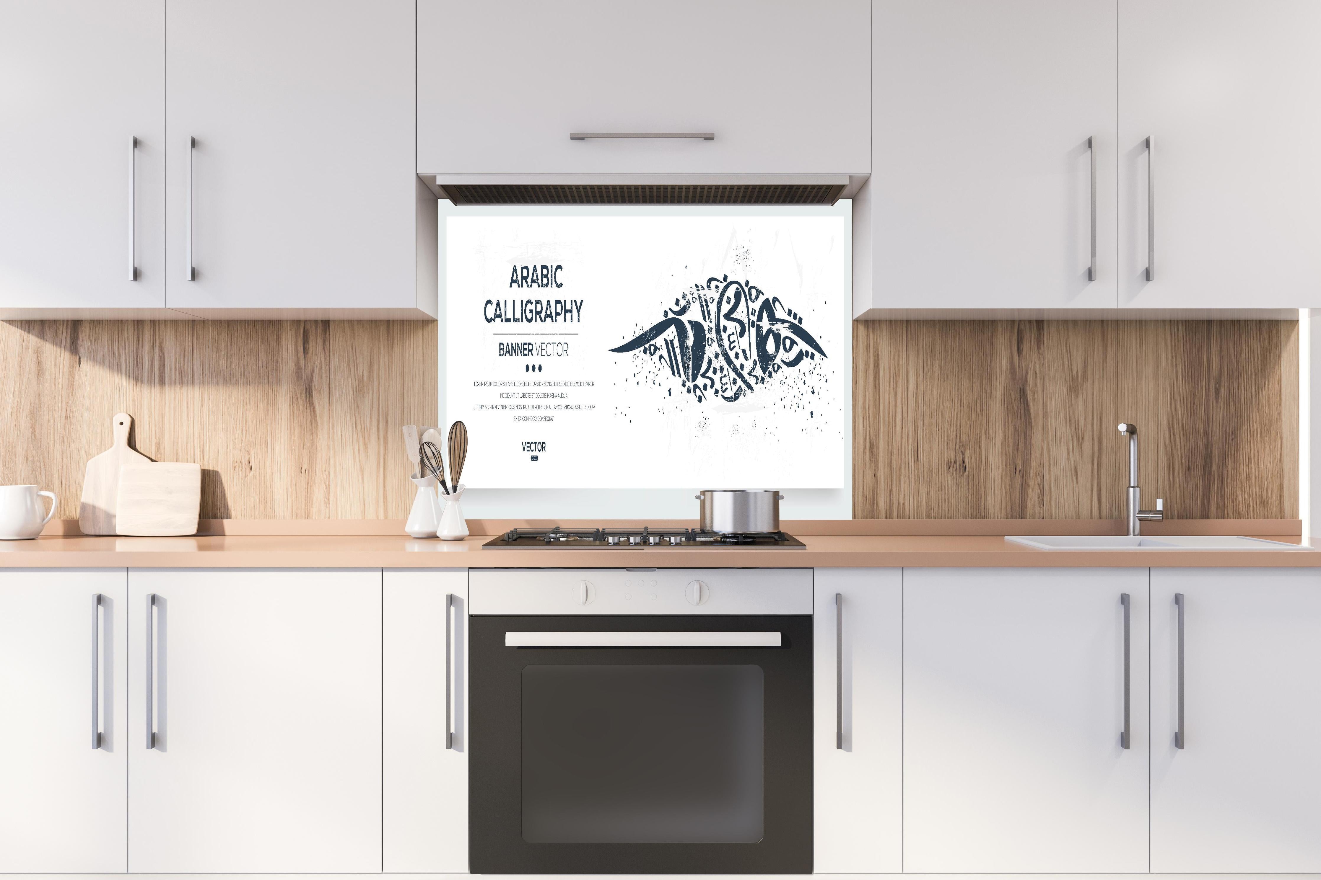 Spritzschutz - Eleganter Kalligraphie-Banner Vektor hinter einem Cerankochfeld zwischen Holz-Kochutensilien