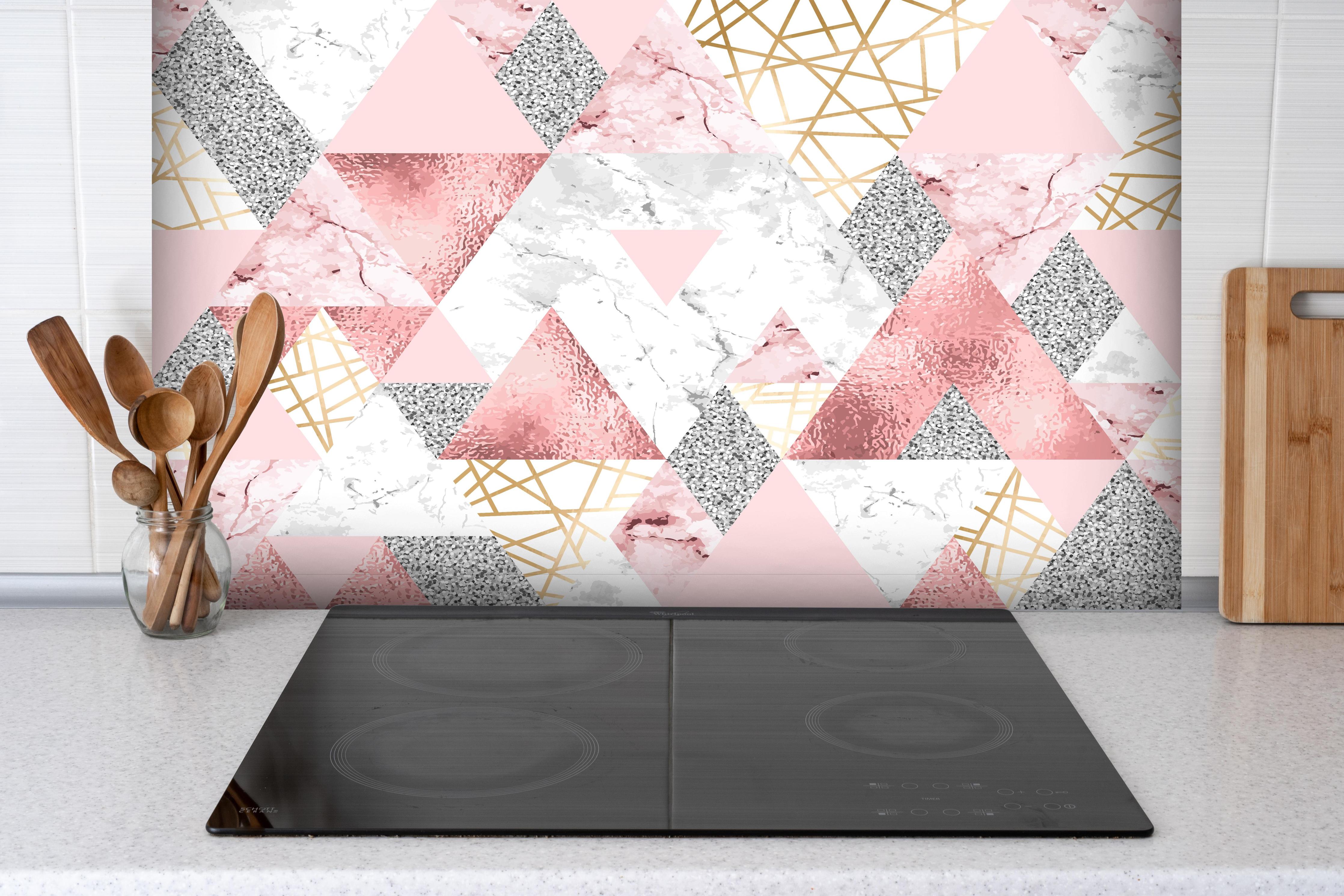 Spritzschutz - Eleganter Marmor Dekor in Rosa und Gold hinter einem Cerankochfeld zwischen Holz-Kochutensilien