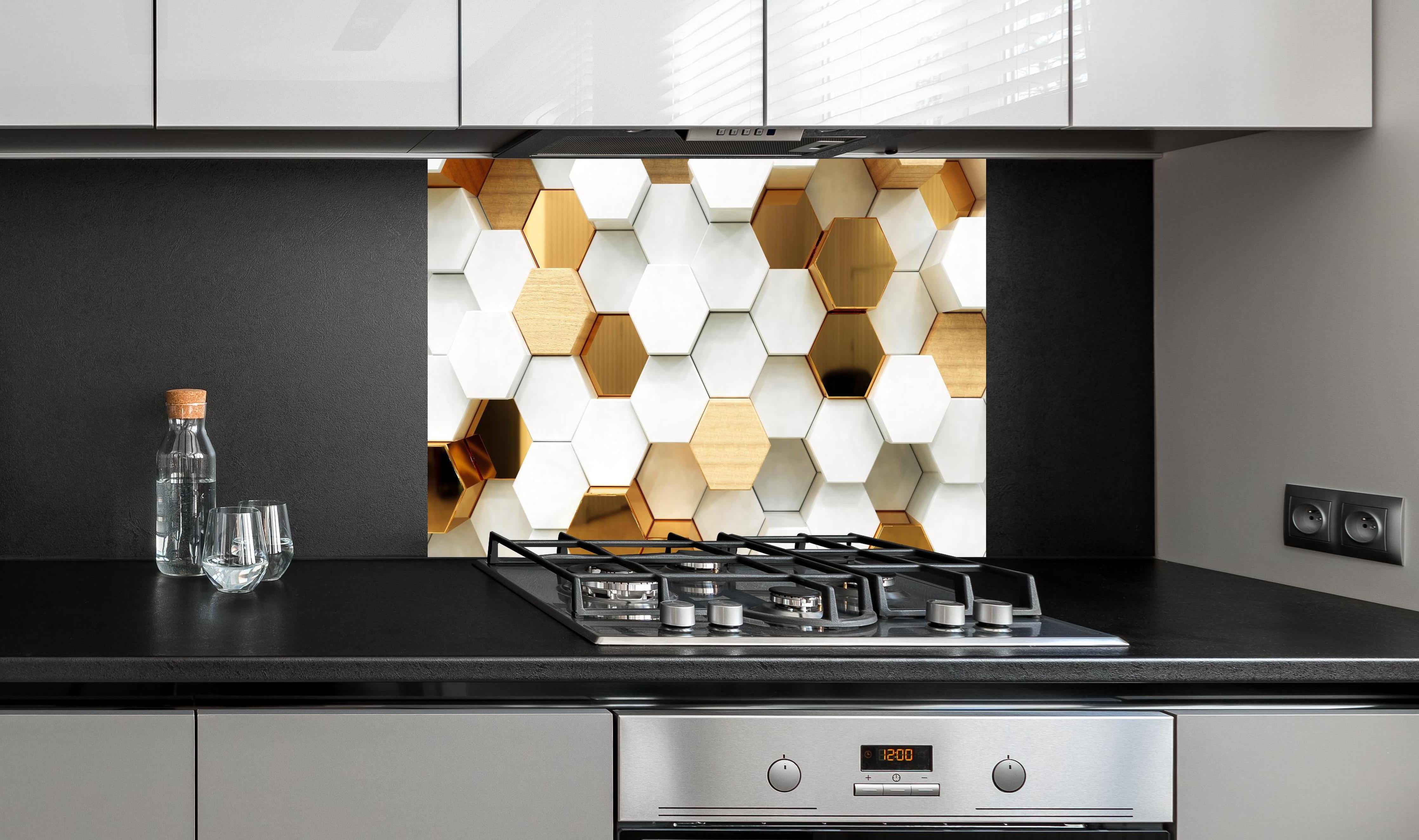 Spritzschutz - Eleganter weißer Hintergrund mit goldenen Hexagonen hinter einem Cerankochfeld zwischen Holz-Kochutensilien