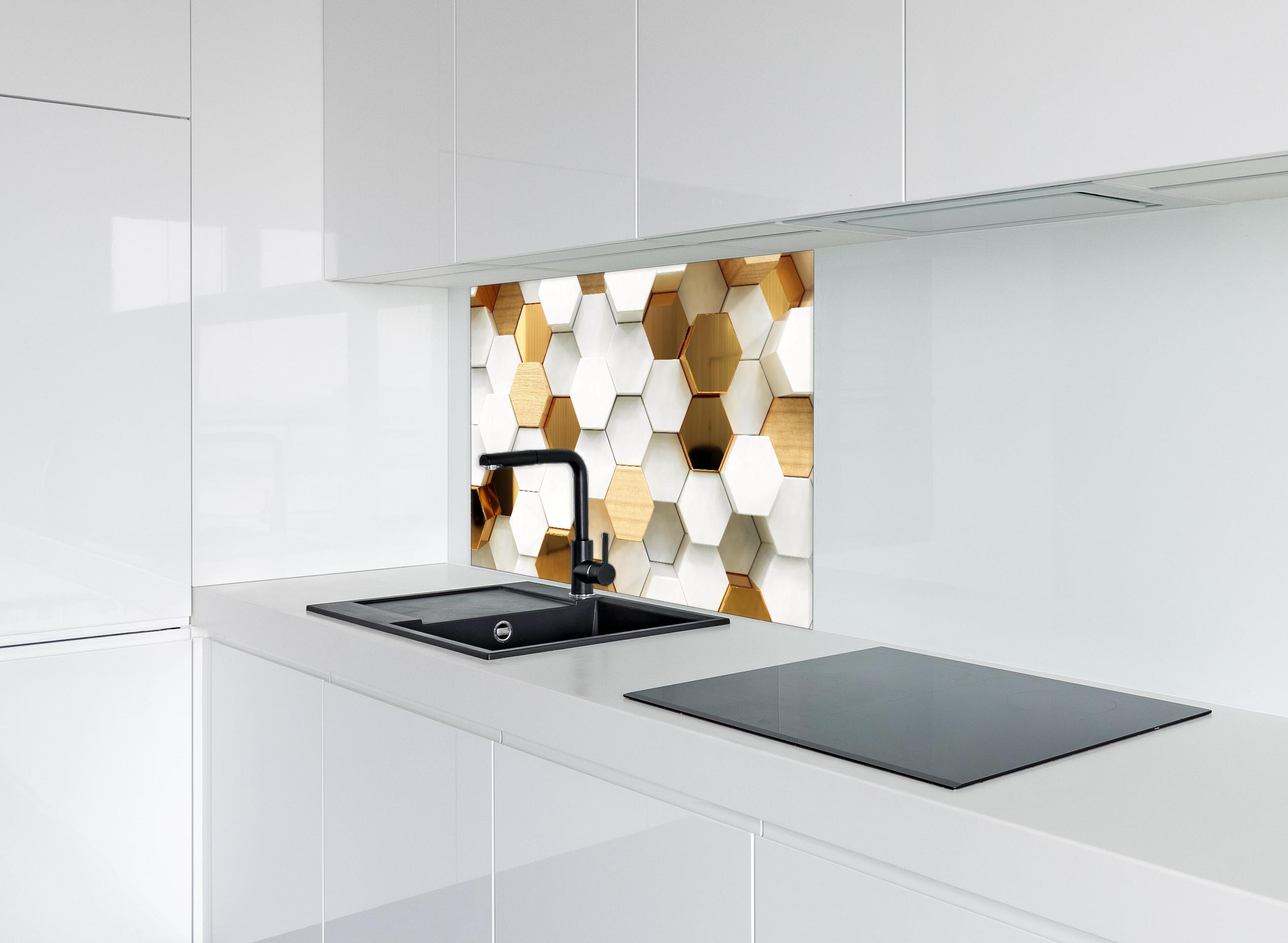 Spritzschutz - Eleganter weißer Hintergrund mit goldenen Hexagonen hinter einem Cerankochfeld zwischen Holz-Kochutensilien