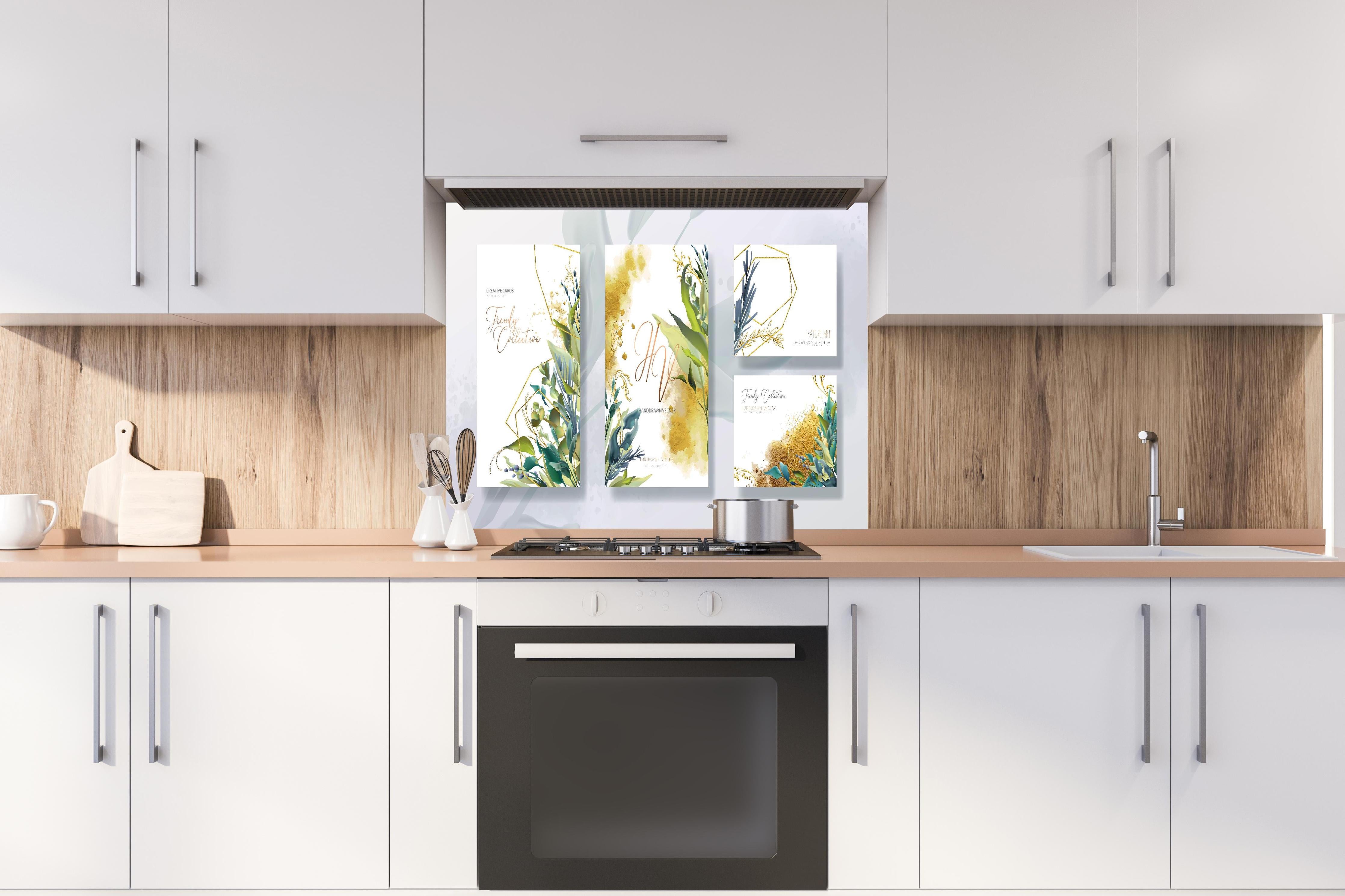 Spritzschutz - Elegantes Aquarell Blumen & Gold Design Set hinter einem Cerankochfeld zwischen Holz-Kochutensilien