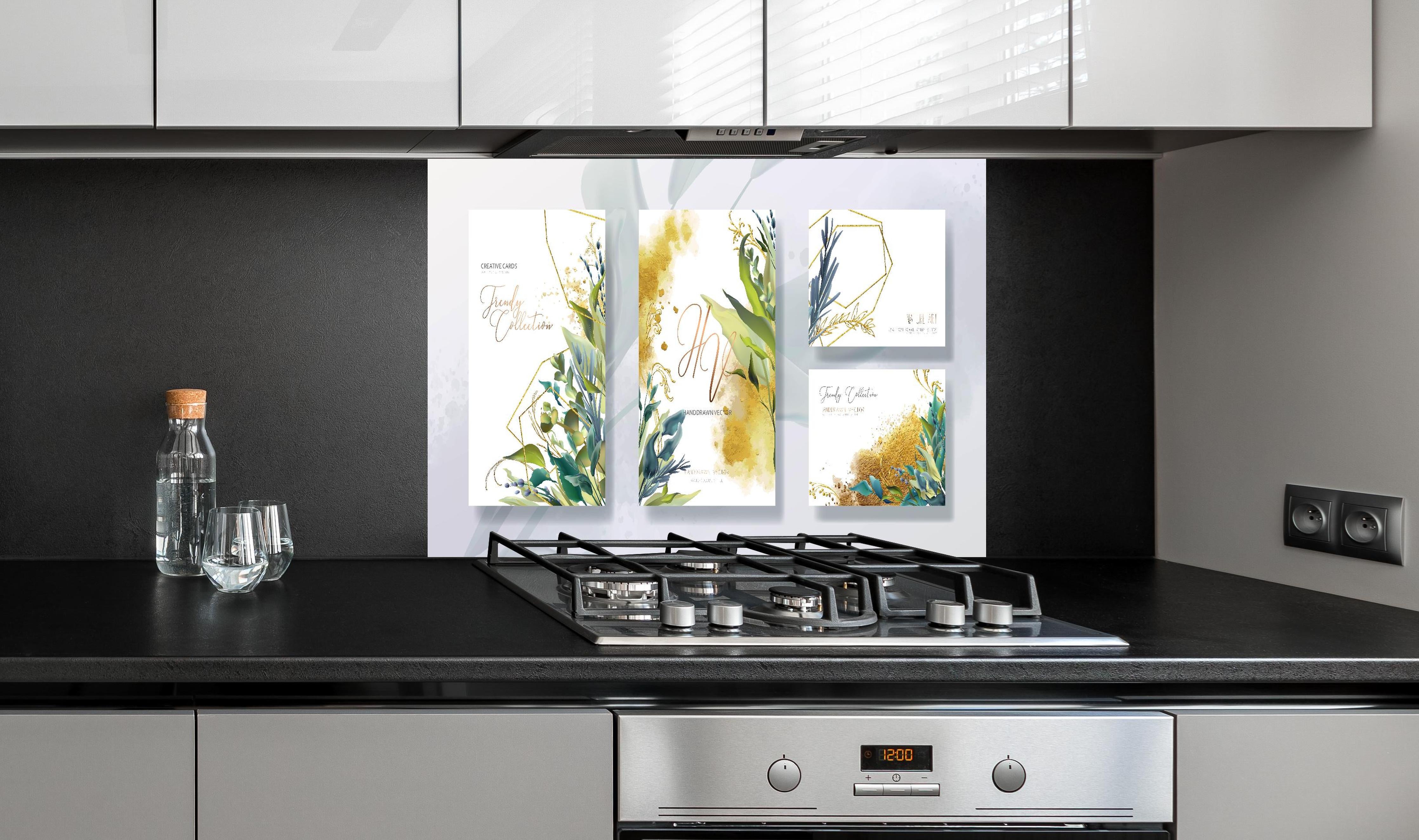 Spritzschutz - Elegantes Aquarell Blumen & Gold Design Set hinter einem Cerankochfeld zwischen Holz-Kochutensilien