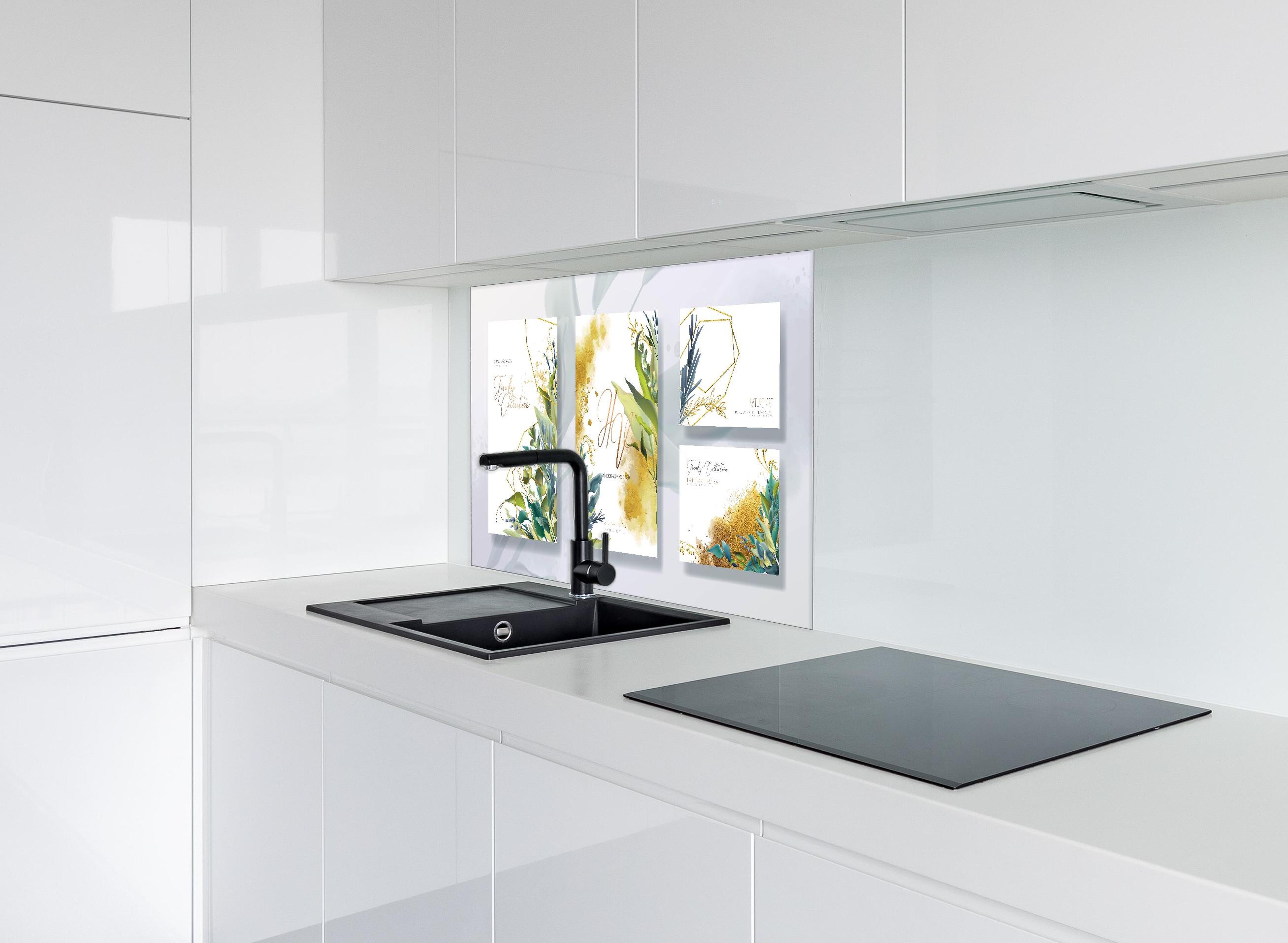 Spritzschutz - Elegantes Aquarell Blumen & Gold Design Set hinter einem Cerankochfeld zwischen Holz-Kochutensilien