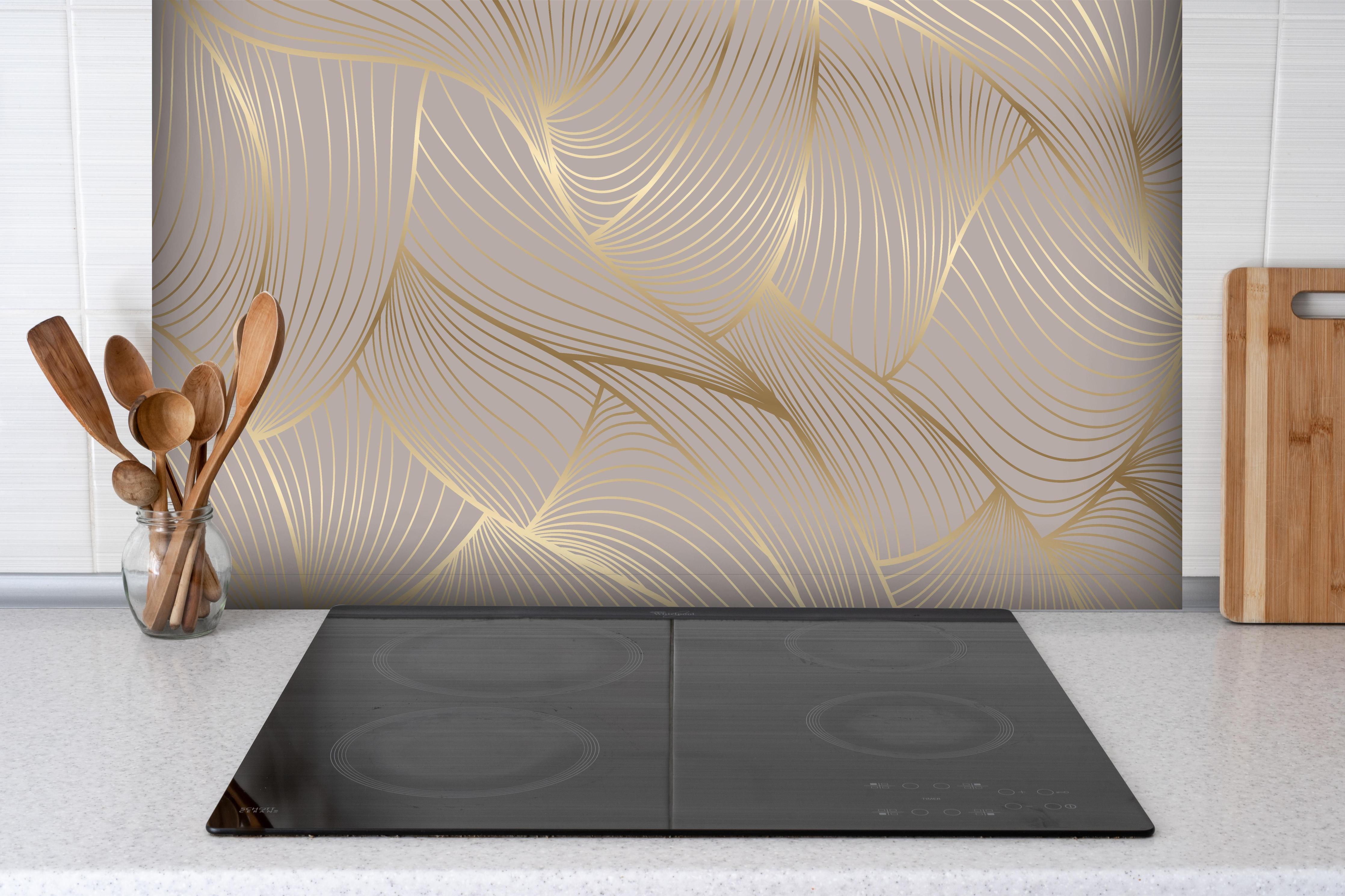 Spritzschutz - Elegantes Beige und Gold Linienmuster hinter einem Cerankochfeld zwischen Holz-Kochutensilien