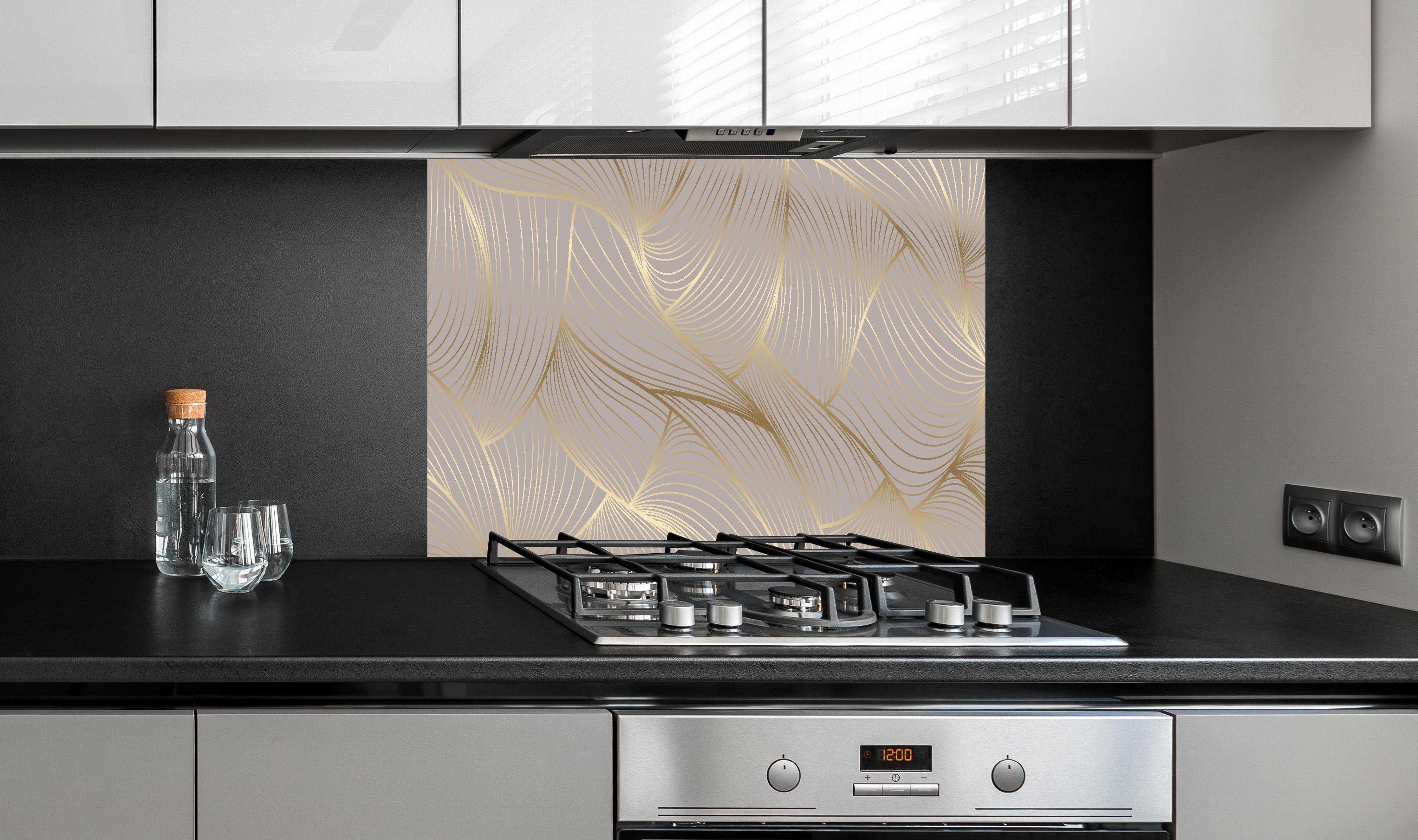 Spritzschutz - Elegantes Beige und Gold Linienmuster hinter einem Cerankochfeld zwischen Holz-Kochutensilien