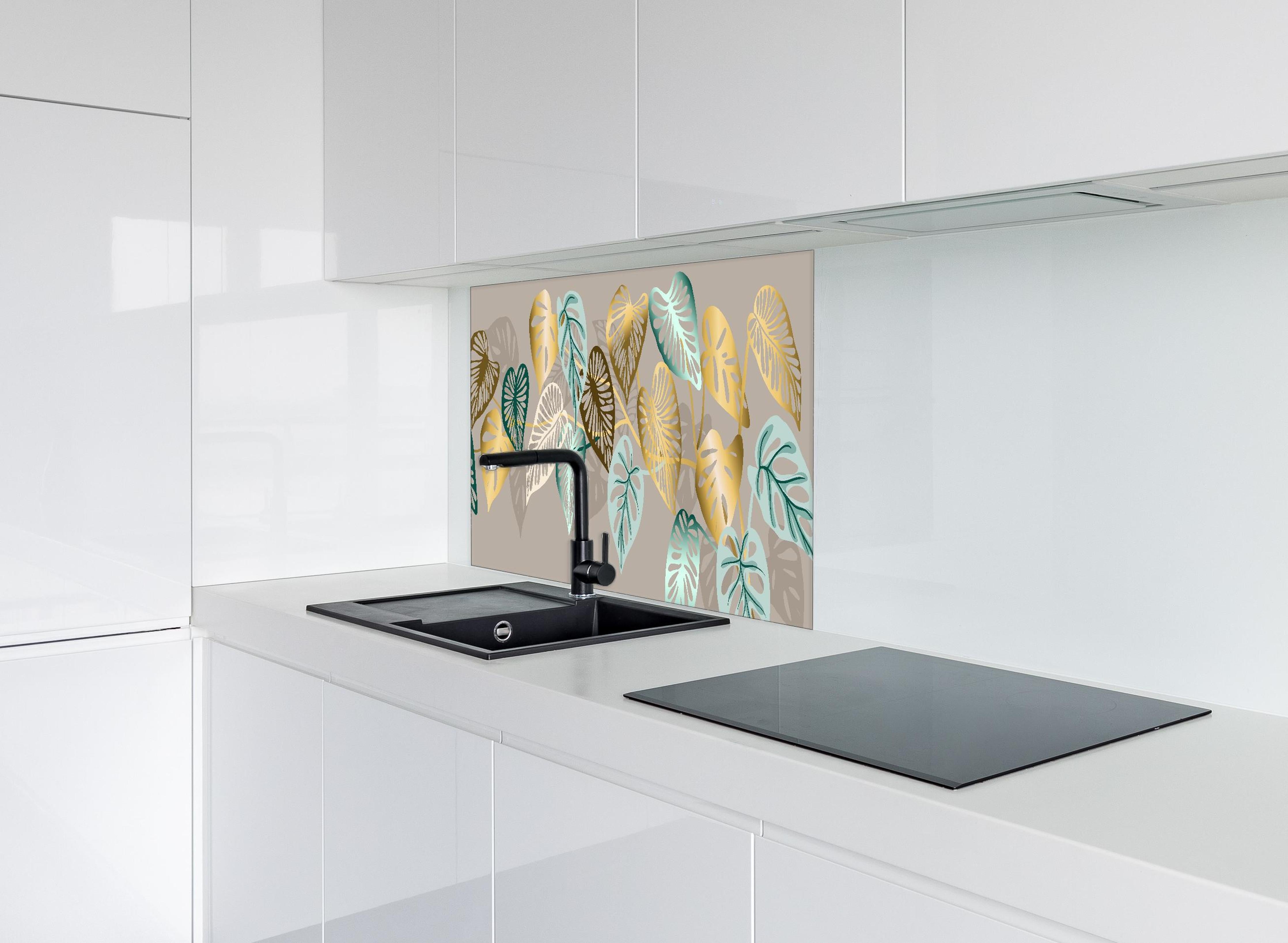 Spritzschutz - Elegantes Blattmuster in Goldtönen hinter einem Cerankochfeld zwischen Holz-Kochutensilien