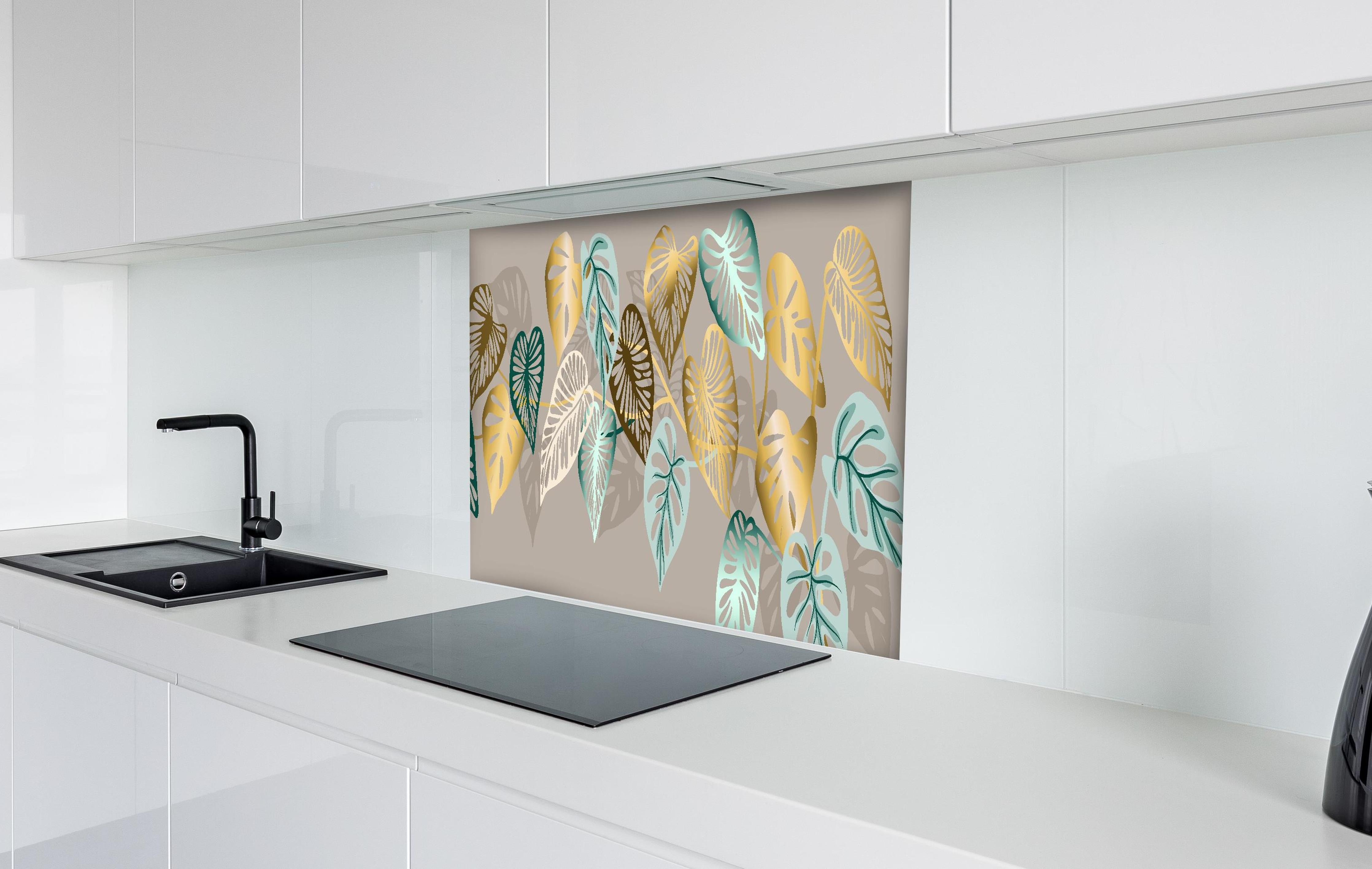 Spritzschutz - Elegantes Blattmuster in Goldtönen hinter einem Cerankochfeld zwischen Holz-Kochutensilien