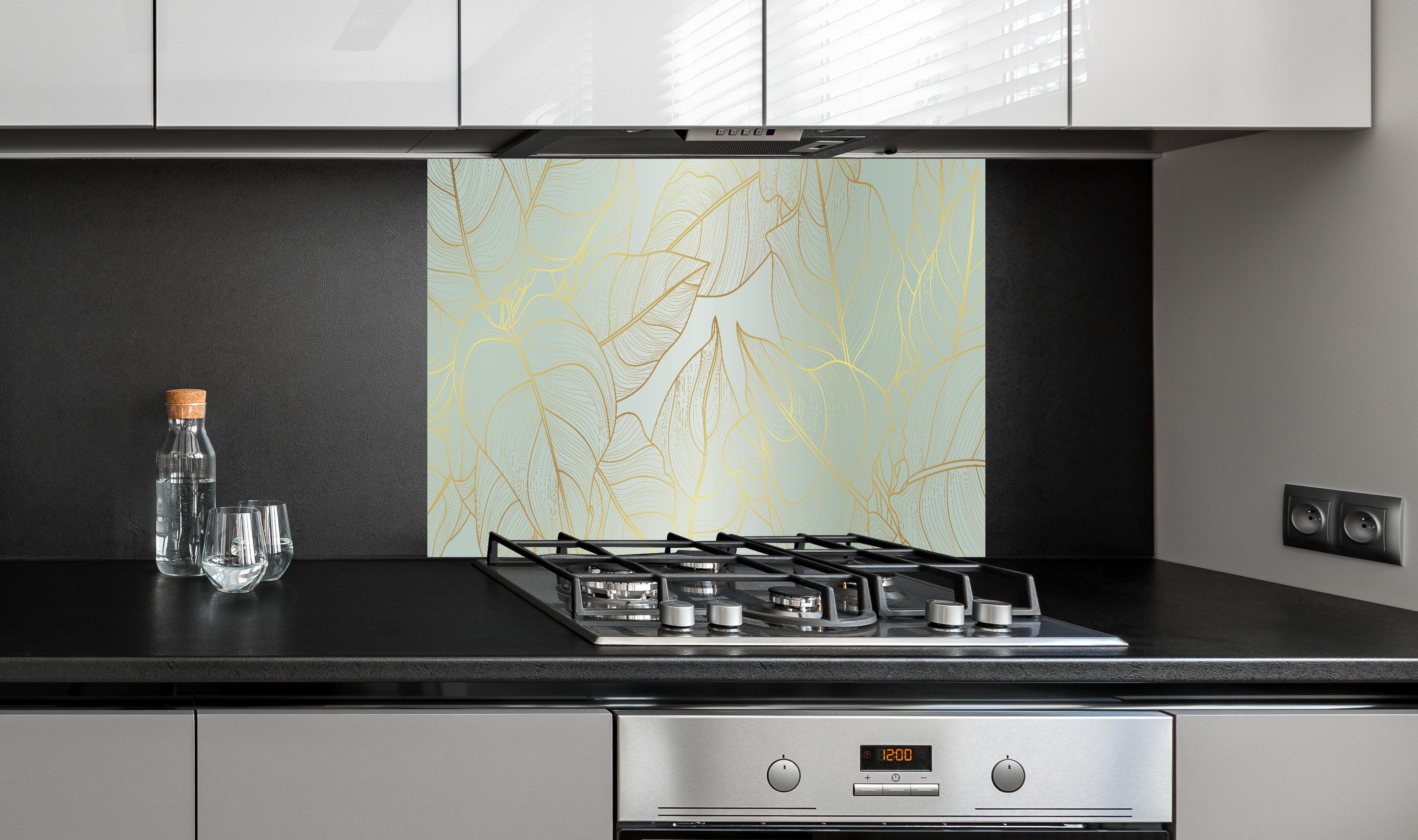 Spritzschutz - Elegantes Blattwerk Design in Gold Hellgelb hinter einem Cerankochfeld zwischen Holz-Kochutensilien