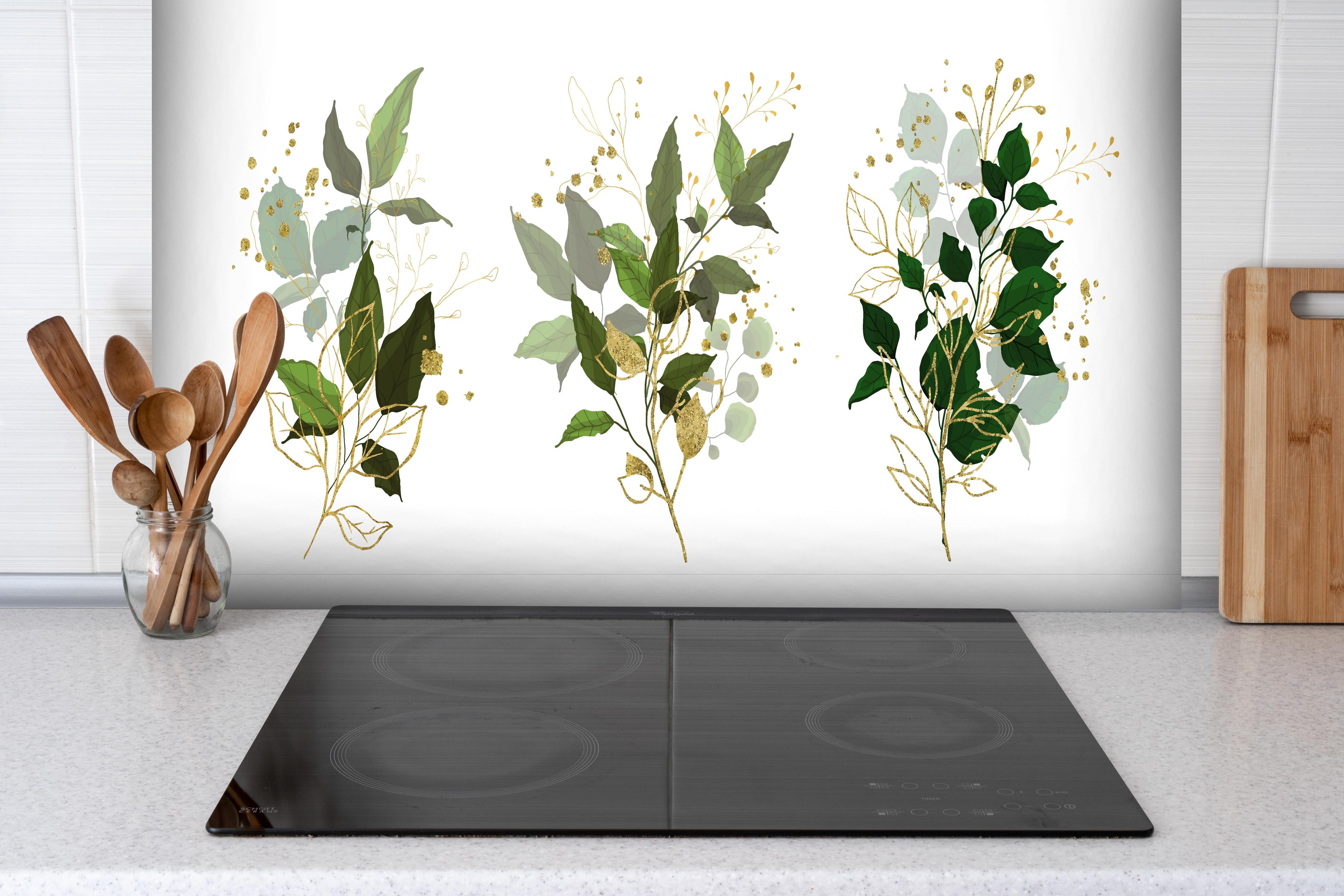 Spritzschutz - Elegantes Blattwerk Kunst Design Gold Grün hinter einem Cerankochfeld zwischen Holz-Kochutensilien