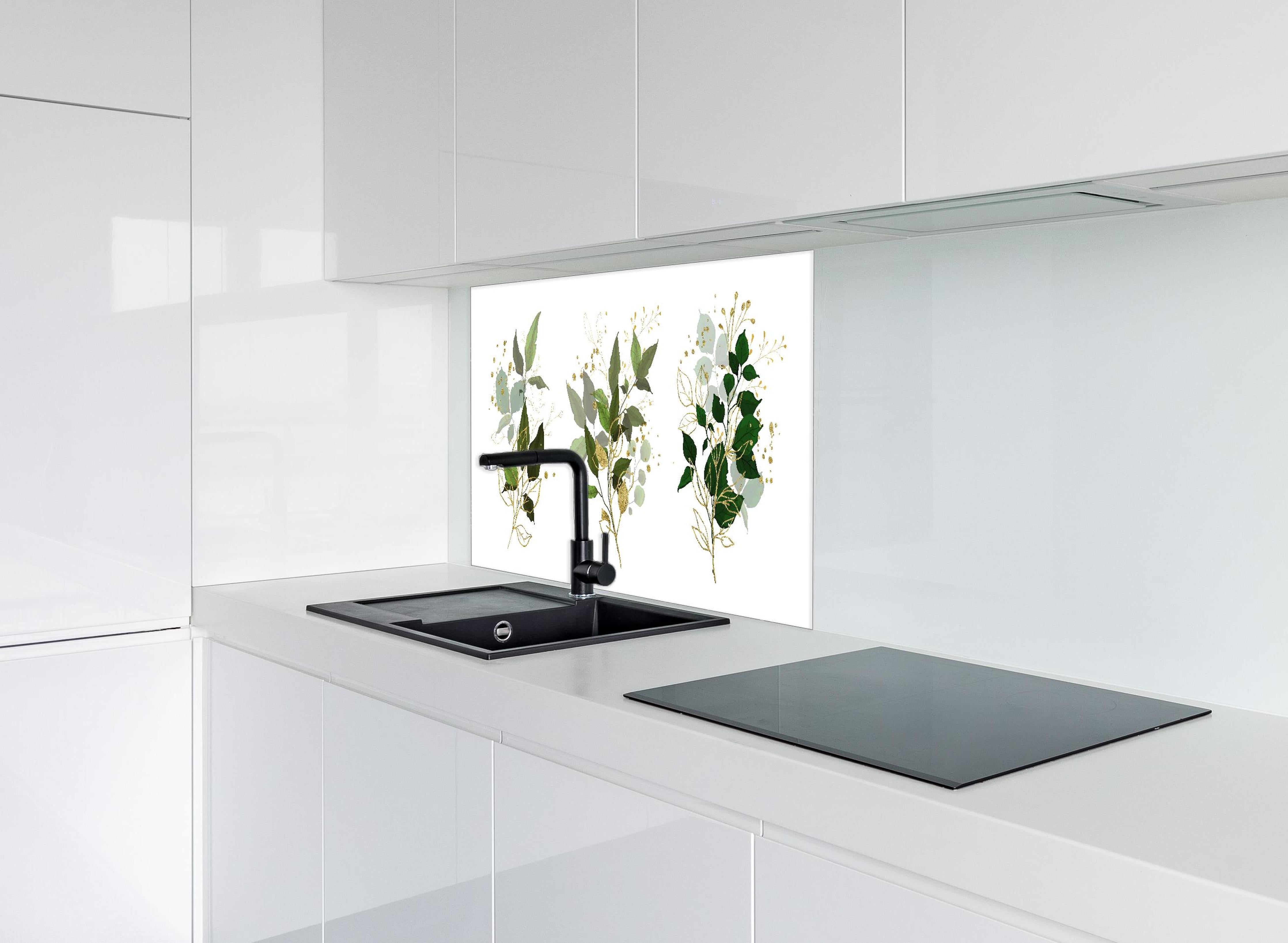 Spritzschutz - Elegantes Blattwerk Kunst Design Gold Grün hinter einem Cerankochfeld zwischen Holz-Kochutensilien