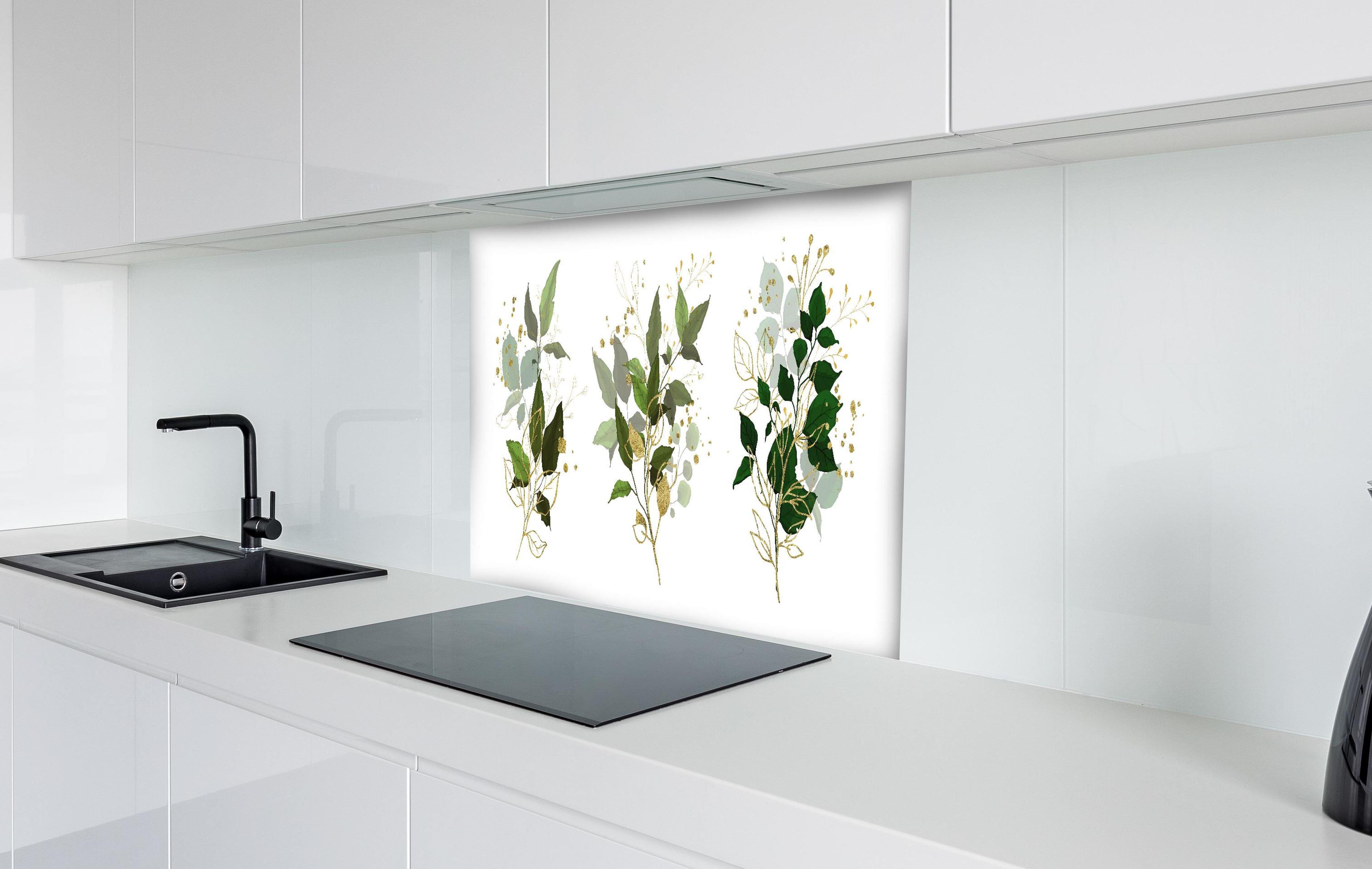 Spritzschutz - Elegantes Blattwerk Kunst Design Gold Grün hinter einem Cerankochfeld zwischen Holz-Kochutensilien