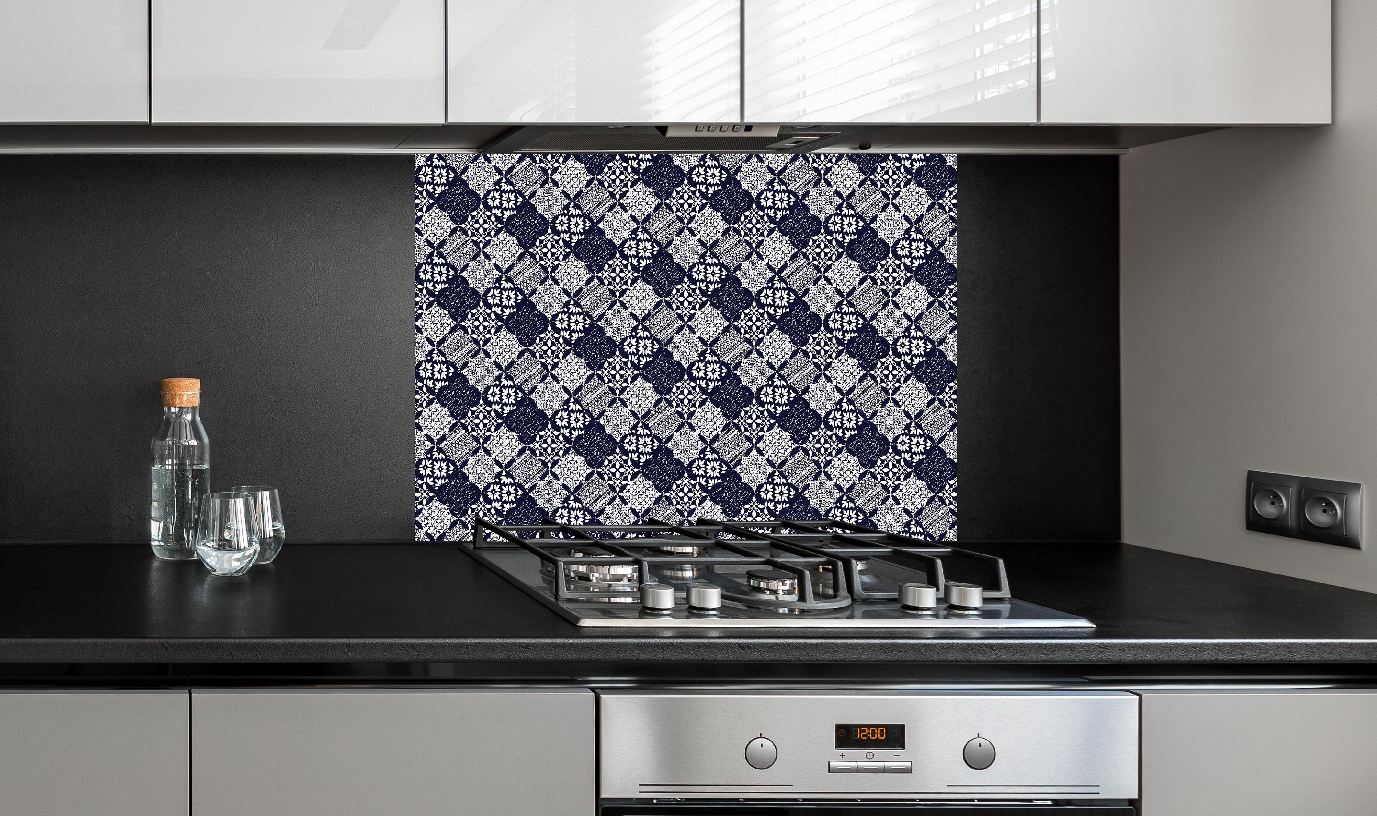 Spritzschutz - Elegantes Blau-Weißes Grafikdesign hinter einem Cerankochfeld zwischen Holz-Kochutensilien