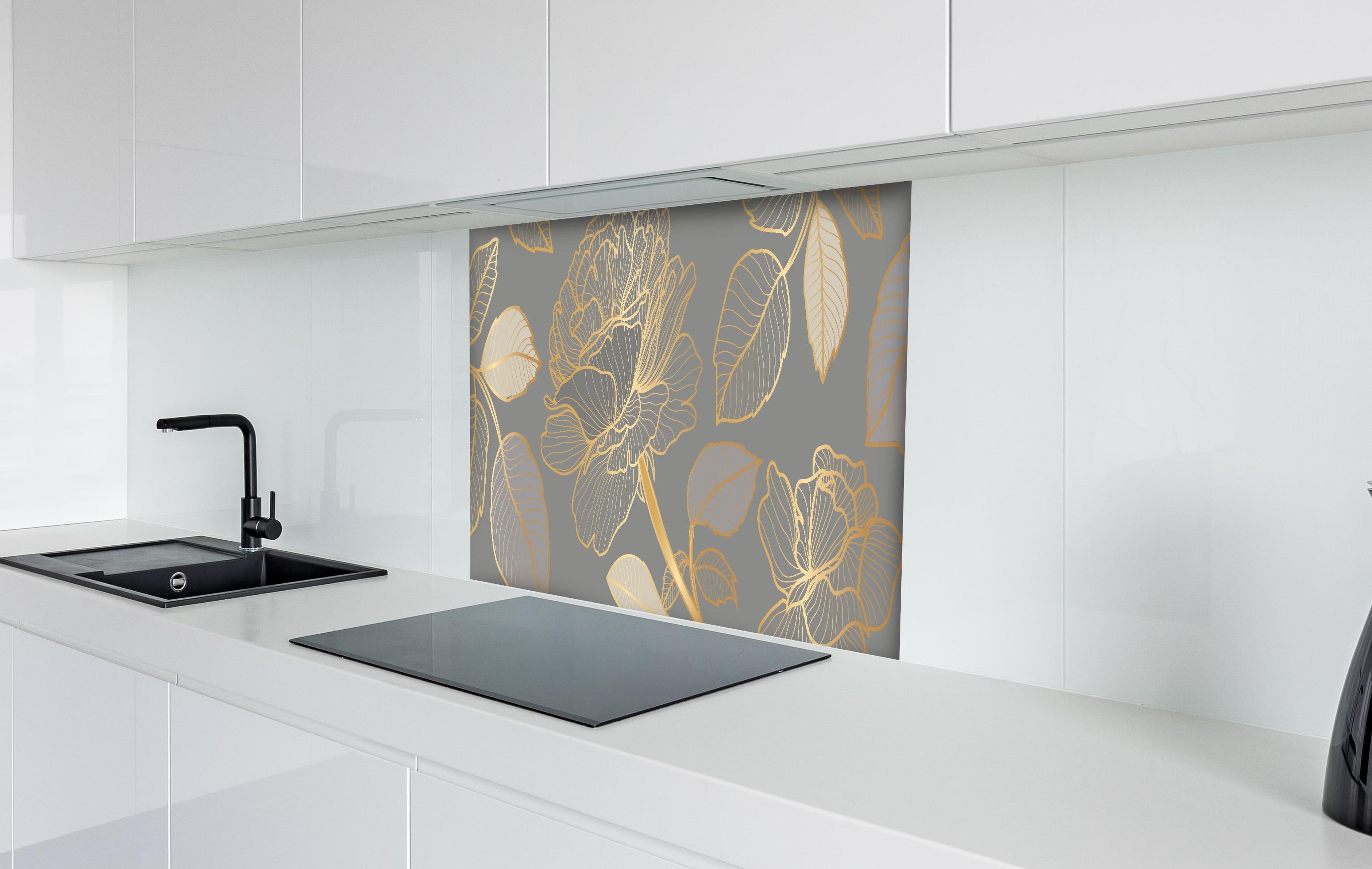 Spritzschutz - Elegantes Blumenmuster in Gold und Grau hinter einem Cerankochfeld zwischen Holz-Kochutensilien