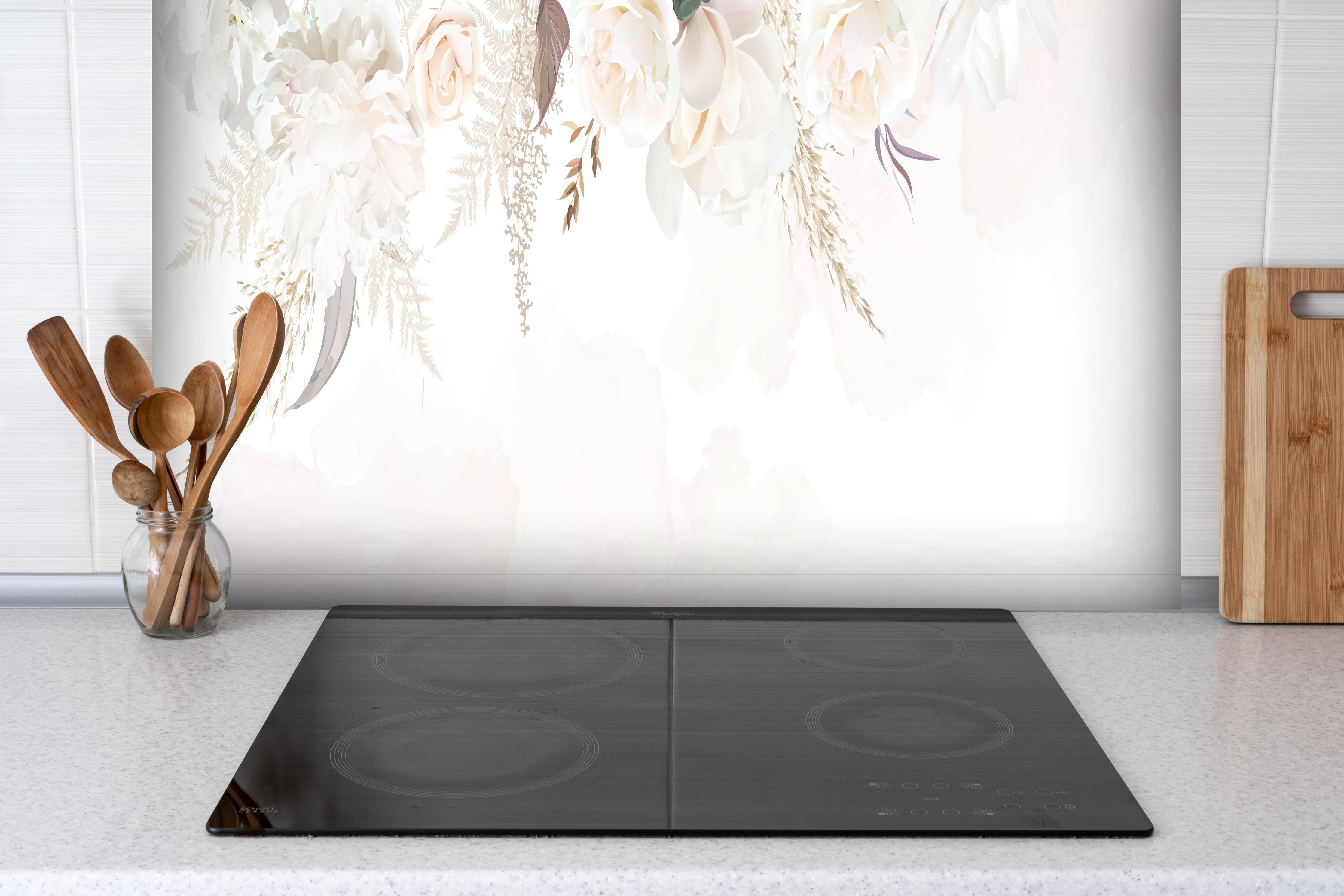 Spritzschutz - Elegantes Blumenmuster in Pastell hinter einem Cerankochfeld zwischen Holz-Kochutensilien
