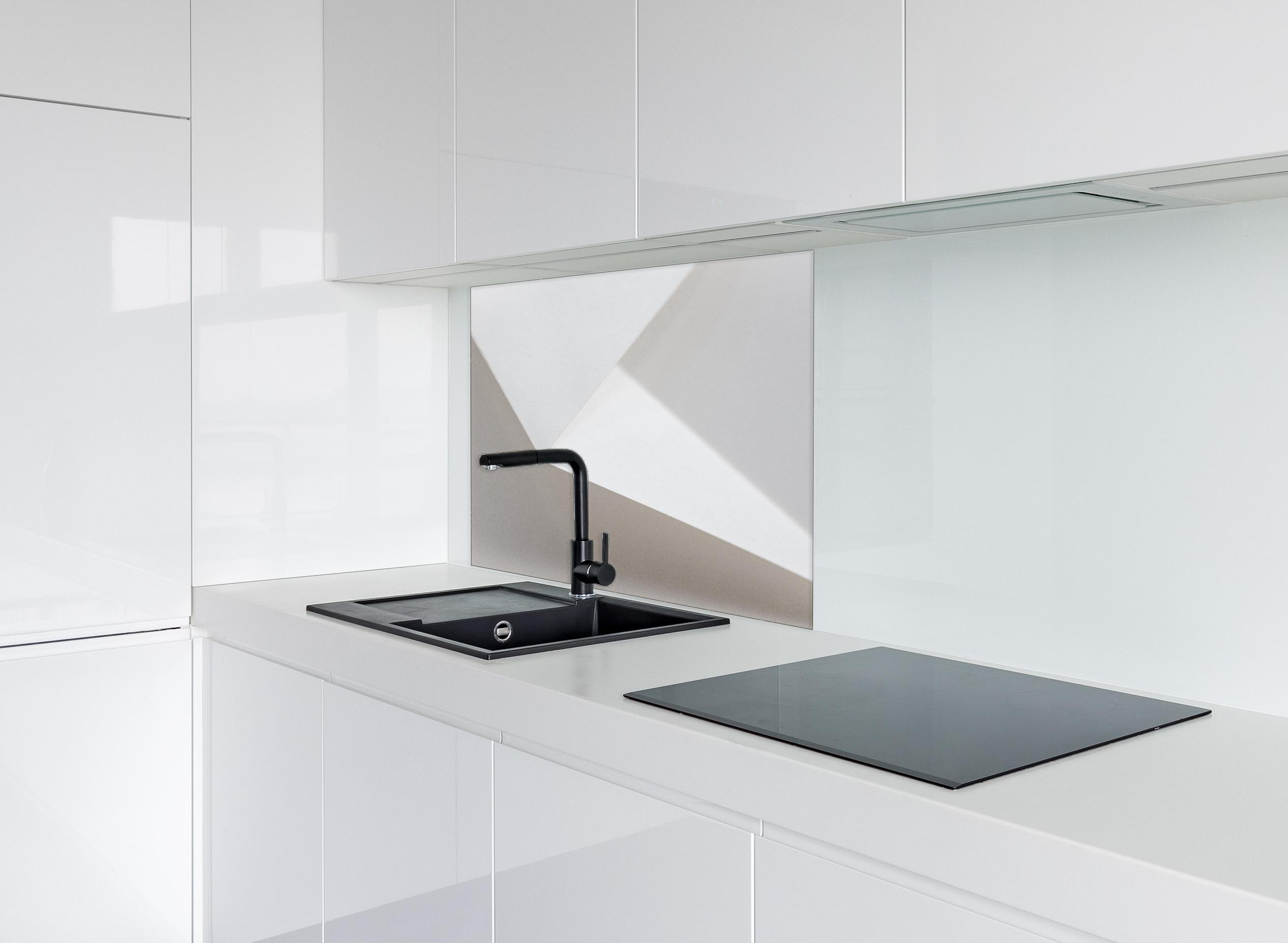 Spritzschutz - Elegantes Design Weiß und Schatten-Textur hinter einem Cerankochfeld zwischen Holz-Kochutensilien