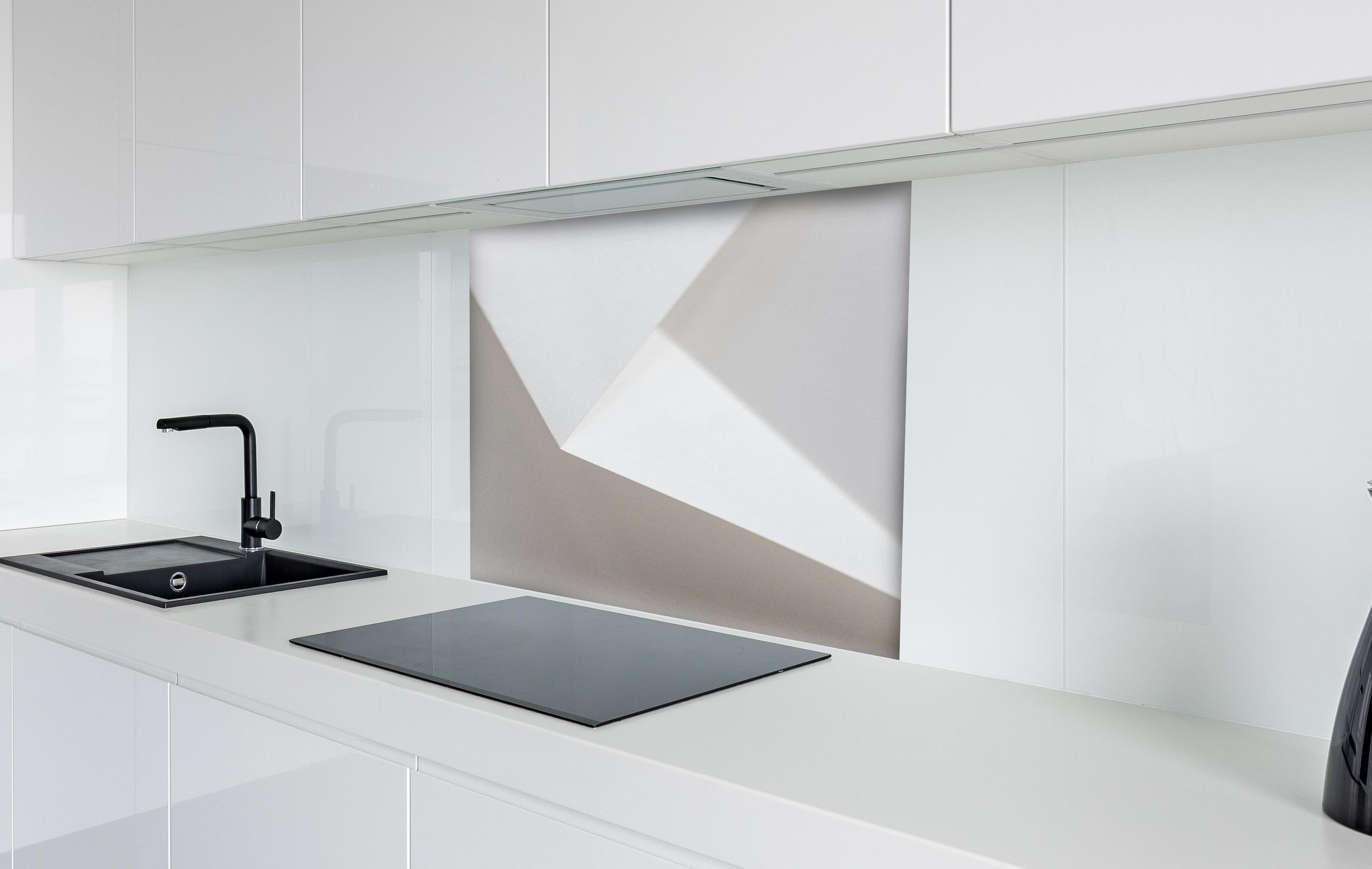 Spritzschutz - Elegantes Design Weiß und Schatten-Textur hinter einem Cerankochfeld zwischen Holz-Kochutensilien