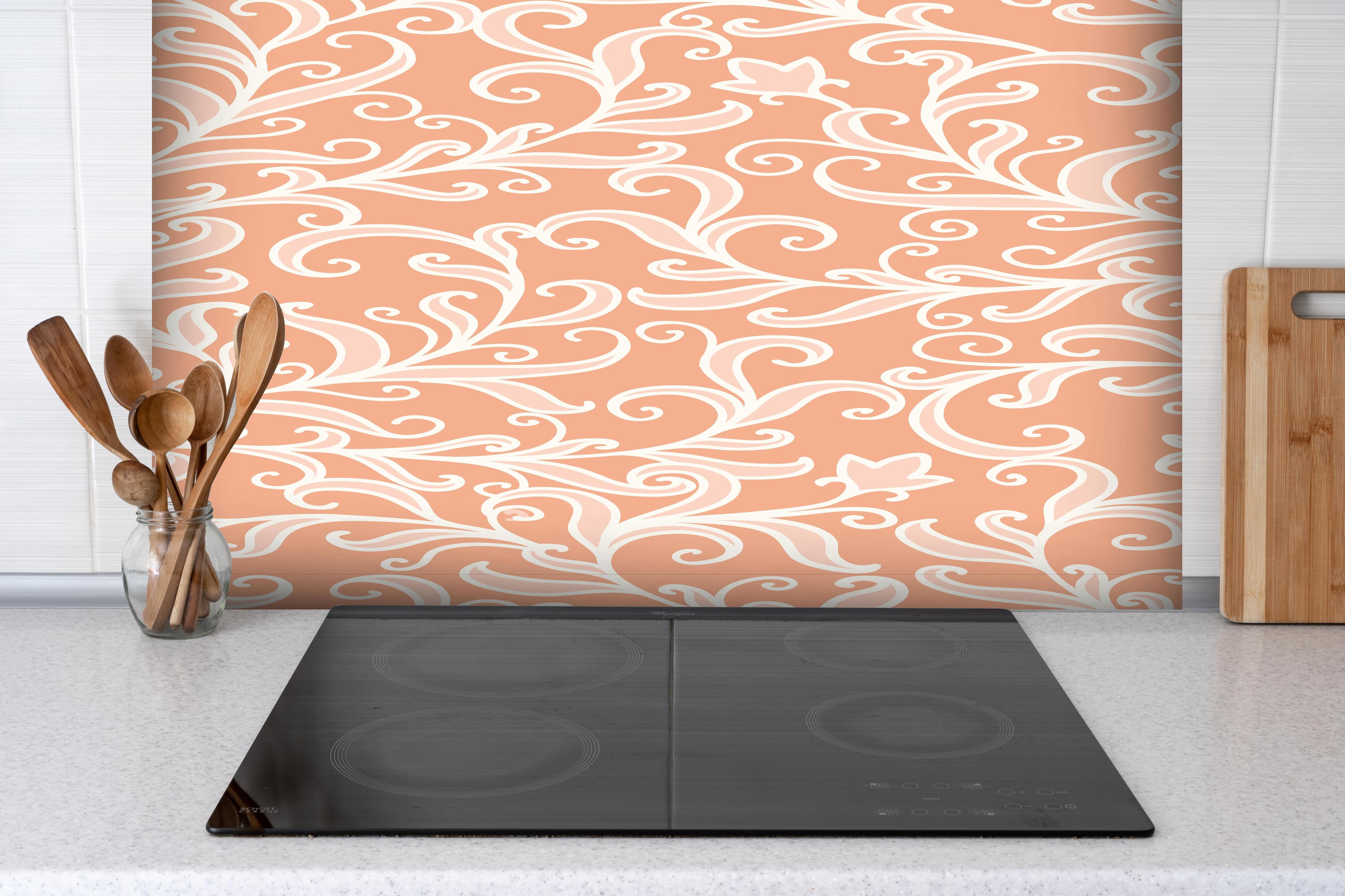 Spritzschutz - Elegantes Floral Ornament Muster in Apricot hinter einem Cerankochfeld zwischen Holz-Kochutensilien