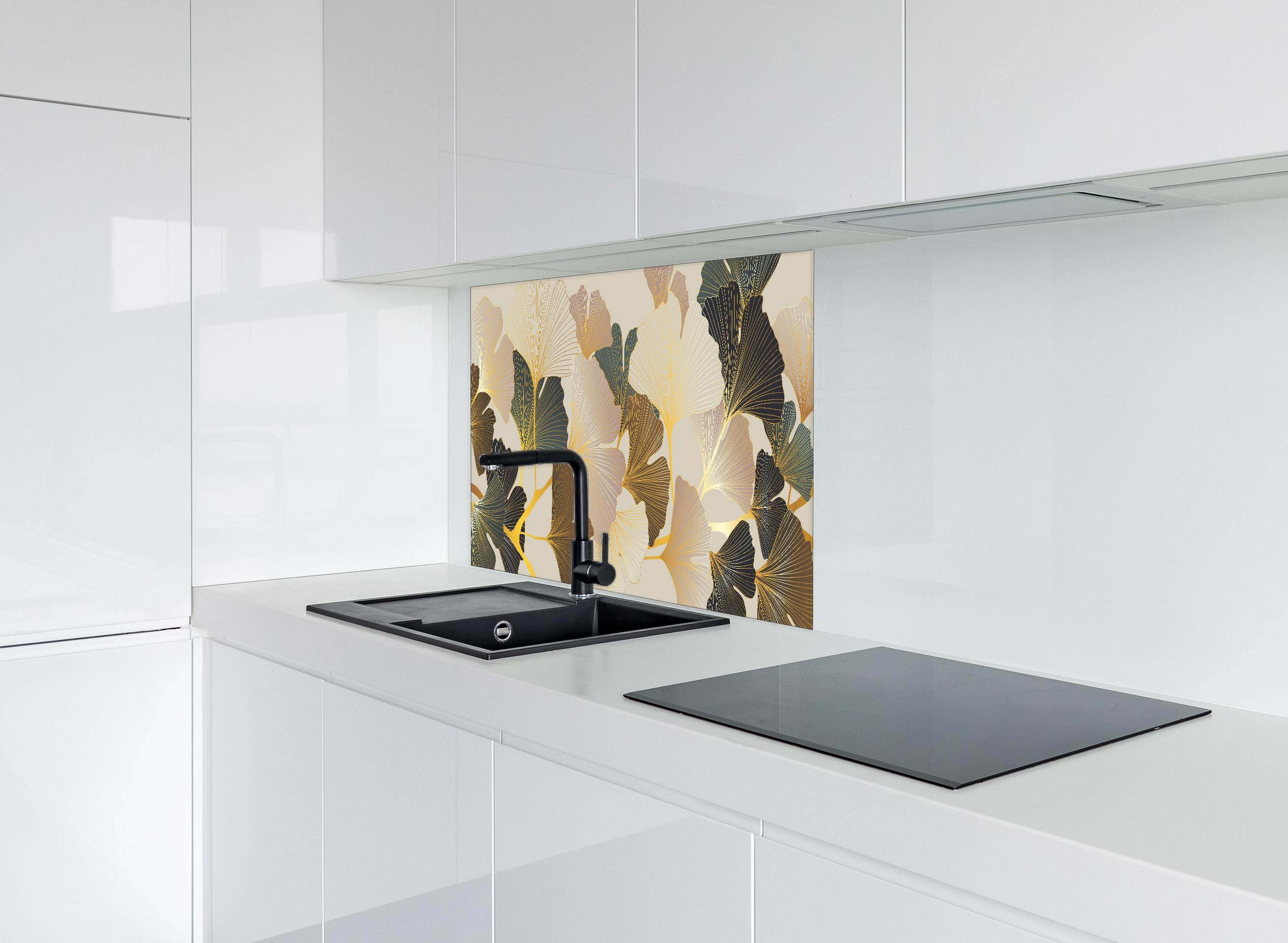 Spritzschutz - Elegantes Ginkgo-Blattmotiv mit goldfarbenen Akzenten hinter einem Cerankochfeld zwischen Holz-Kochutensilien