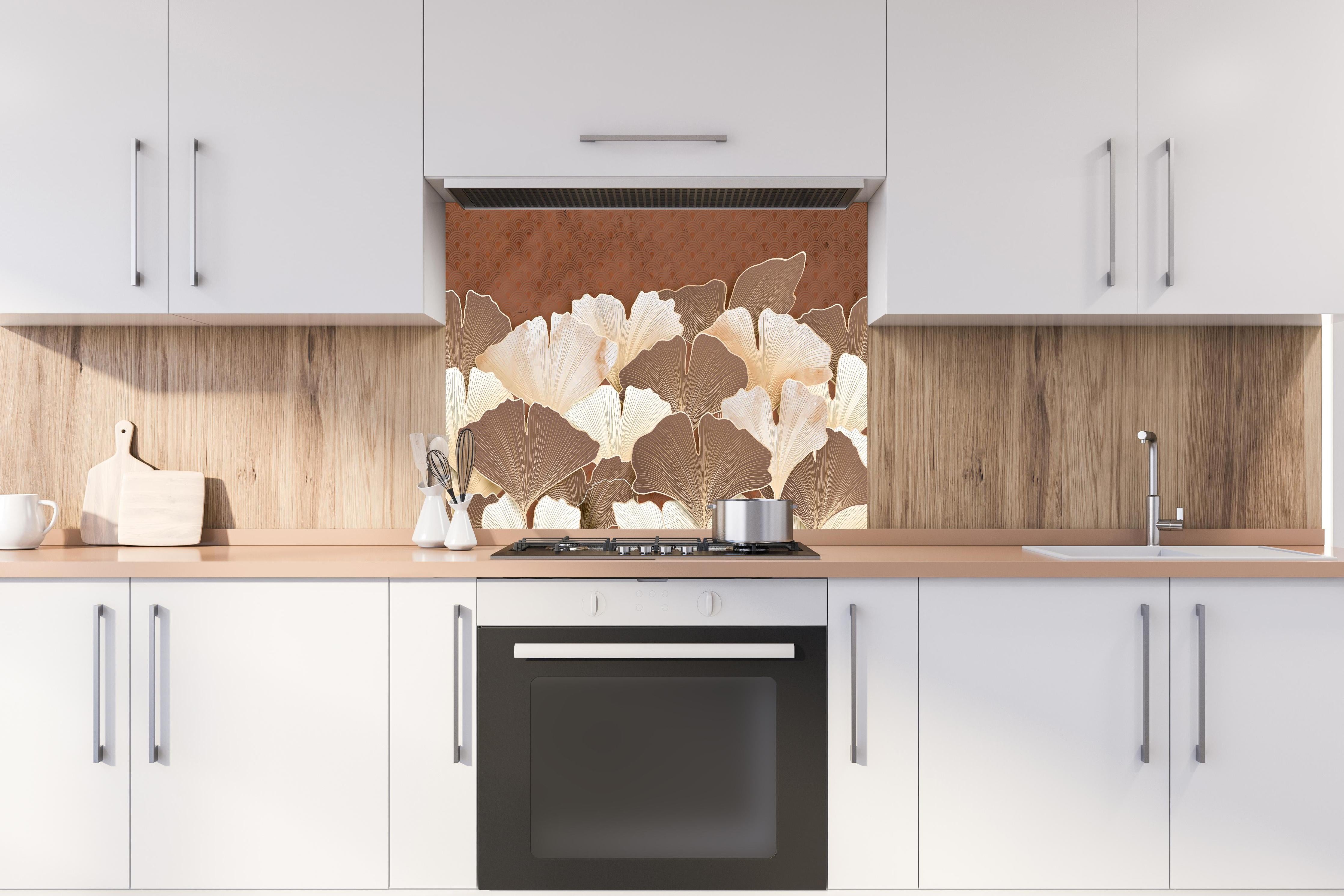Spritzschutz - Elegantes Ginkgo Blattmuster in Beige hinter einem Cerankochfeld zwischen Holz-Kochutensilien