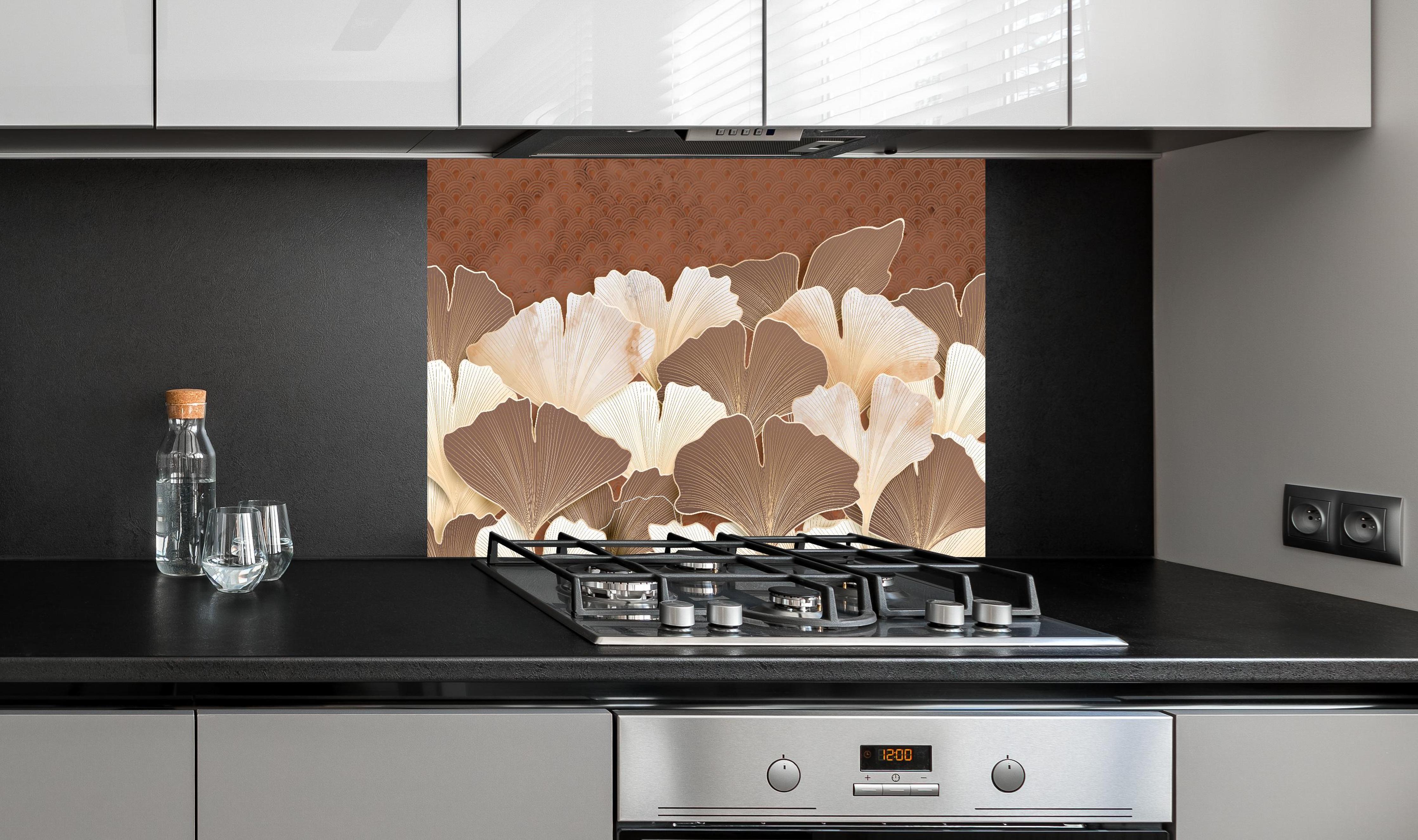 Spritzschutz - Elegantes Ginkgo Blattmuster in Beige hinter einem Cerankochfeld zwischen Holz-Kochutensilien