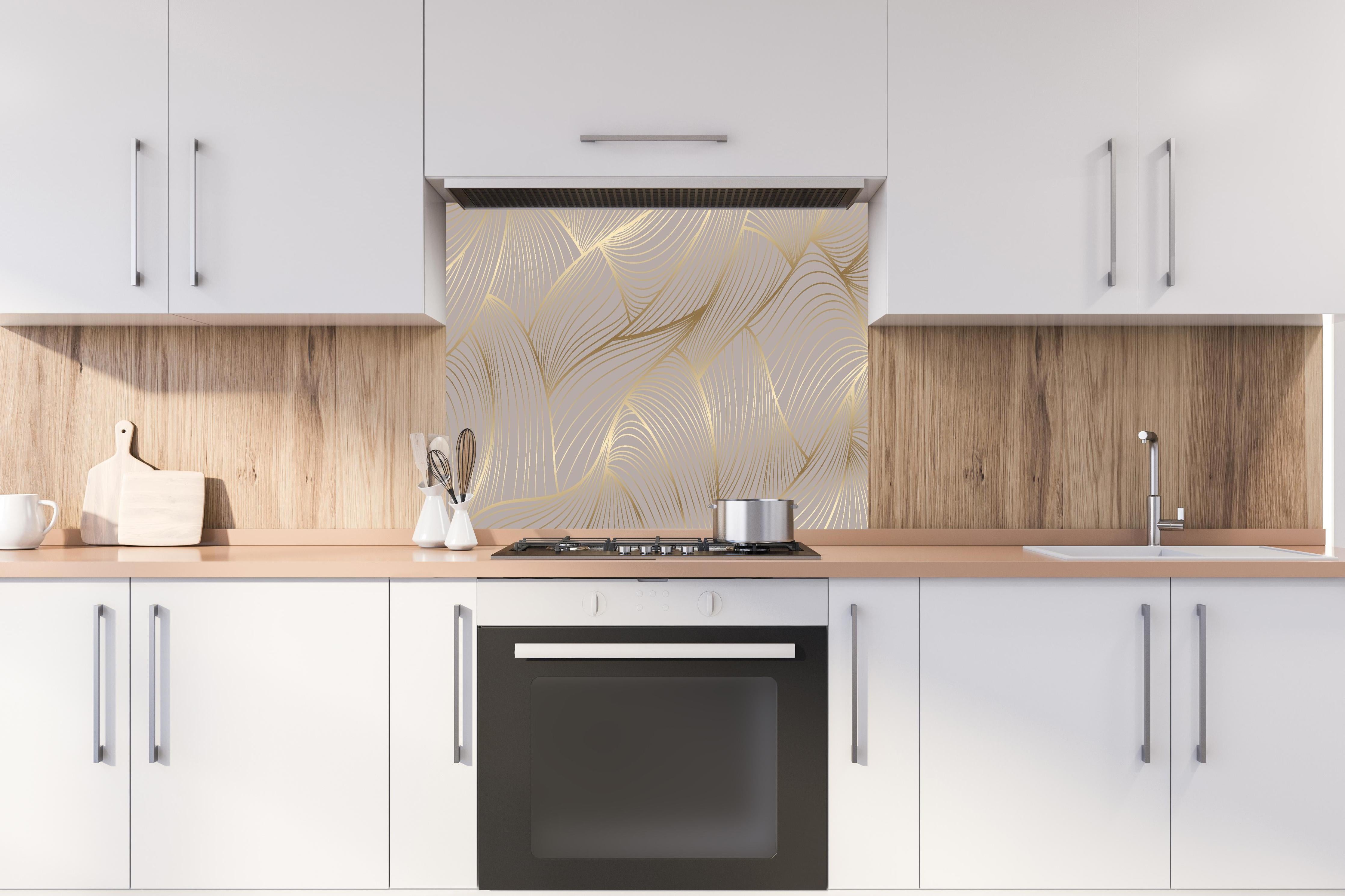 Spritzschutz - Elegantes Gold-Beige Wellenstruktur Design hinter einem Cerankochfeld zwischen Holz-Kochutensilien