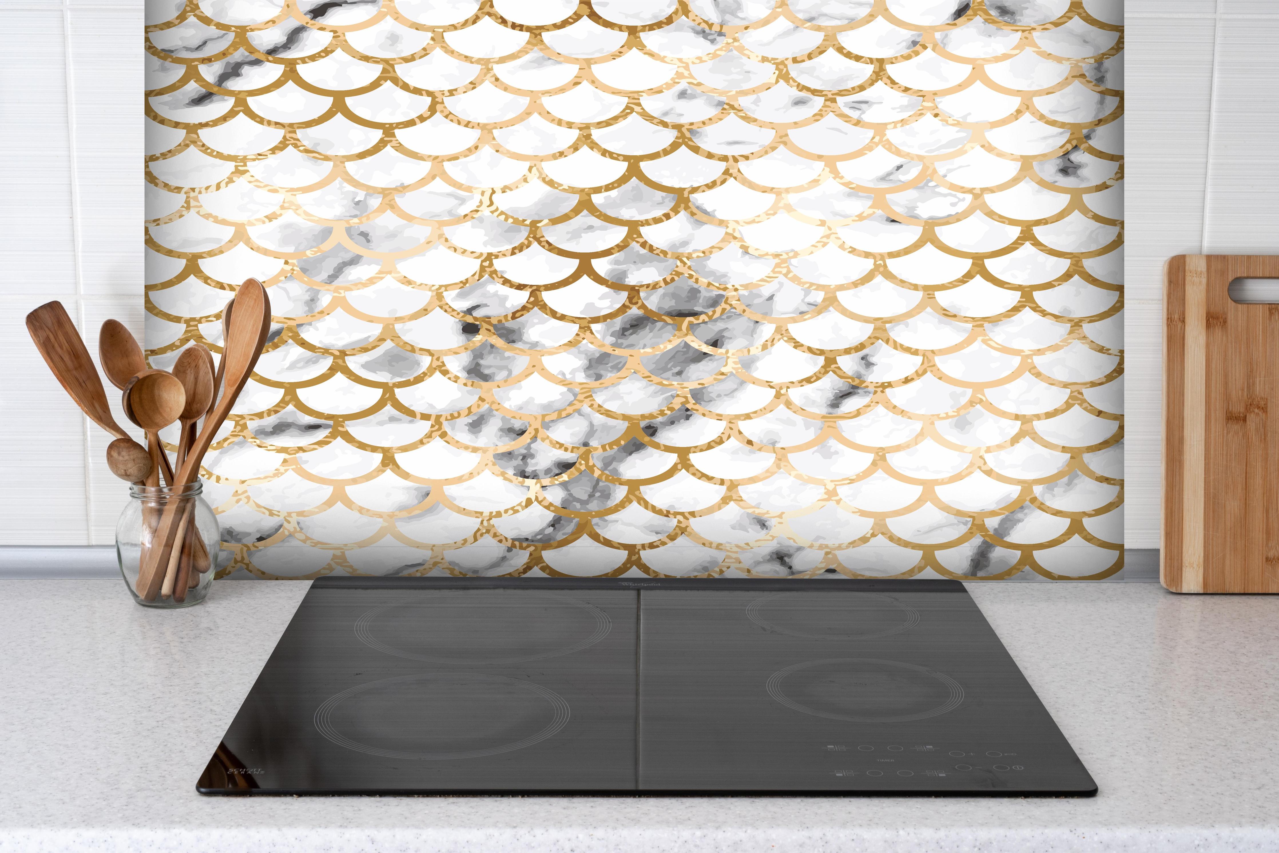 Spritzschutz - Elegantes Gold Marmor Skalenmuster Design hinter einem Cerankochfeld zwischen Holz-Kochutensilien