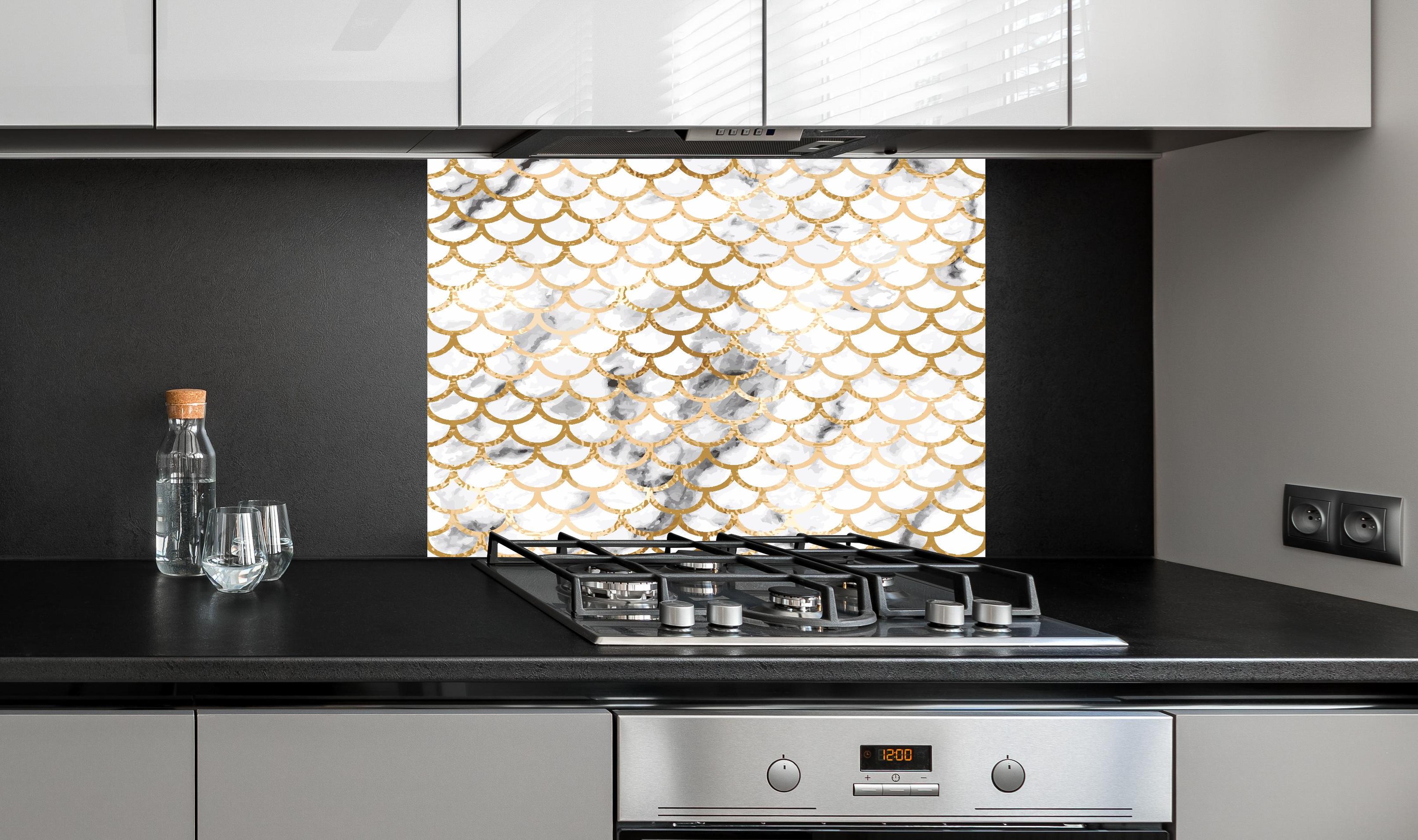Spritzschutz - Elegantes Gold Marmor Skalenmuster Design hinter einem Cerankochfeld zwischen Holz-Kochutensilien