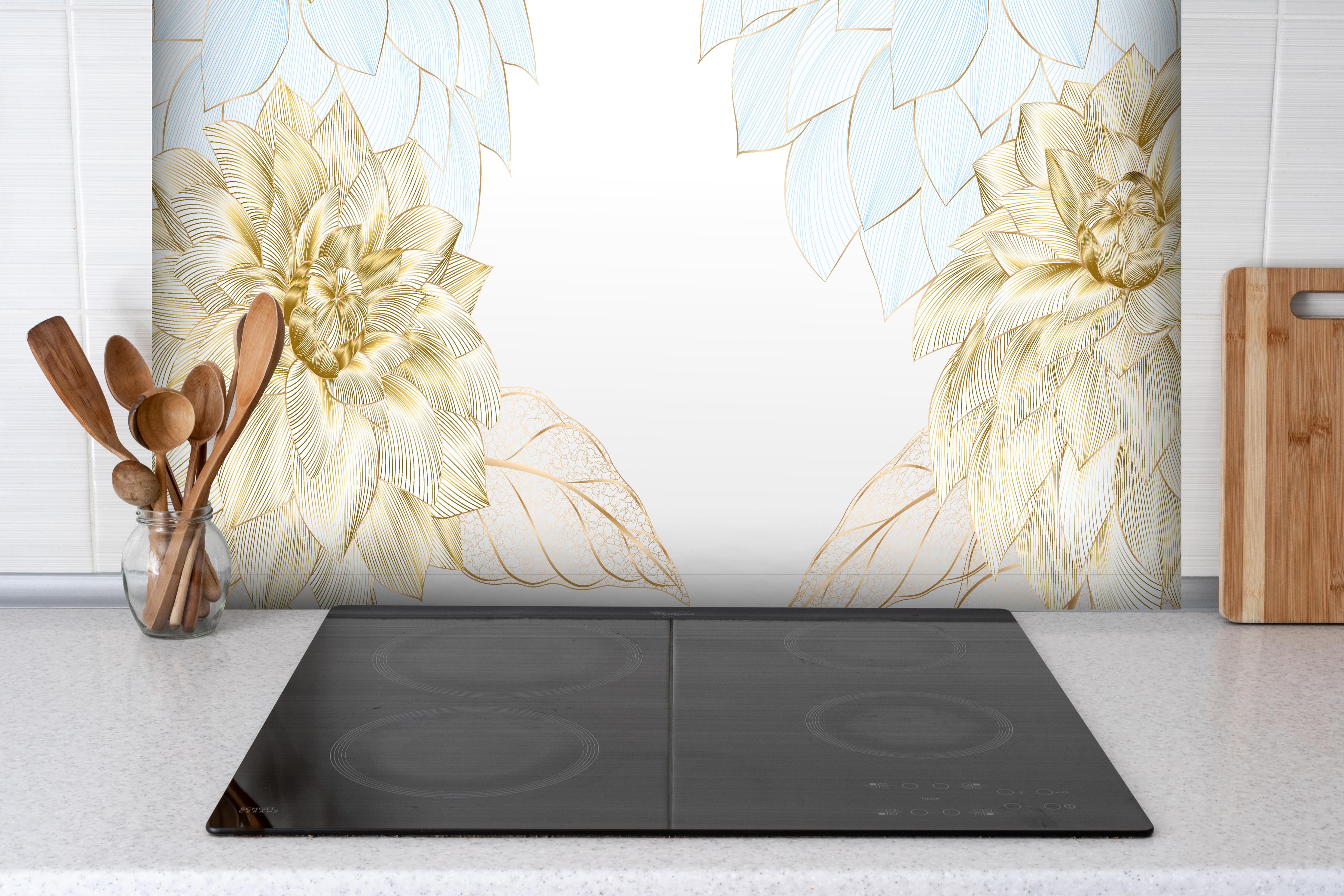 Spritzschutz - Elegantes Gold-Weißes Blumenmuster hinter einem Cerankochfeld zwischen Holz-Kochutensilien