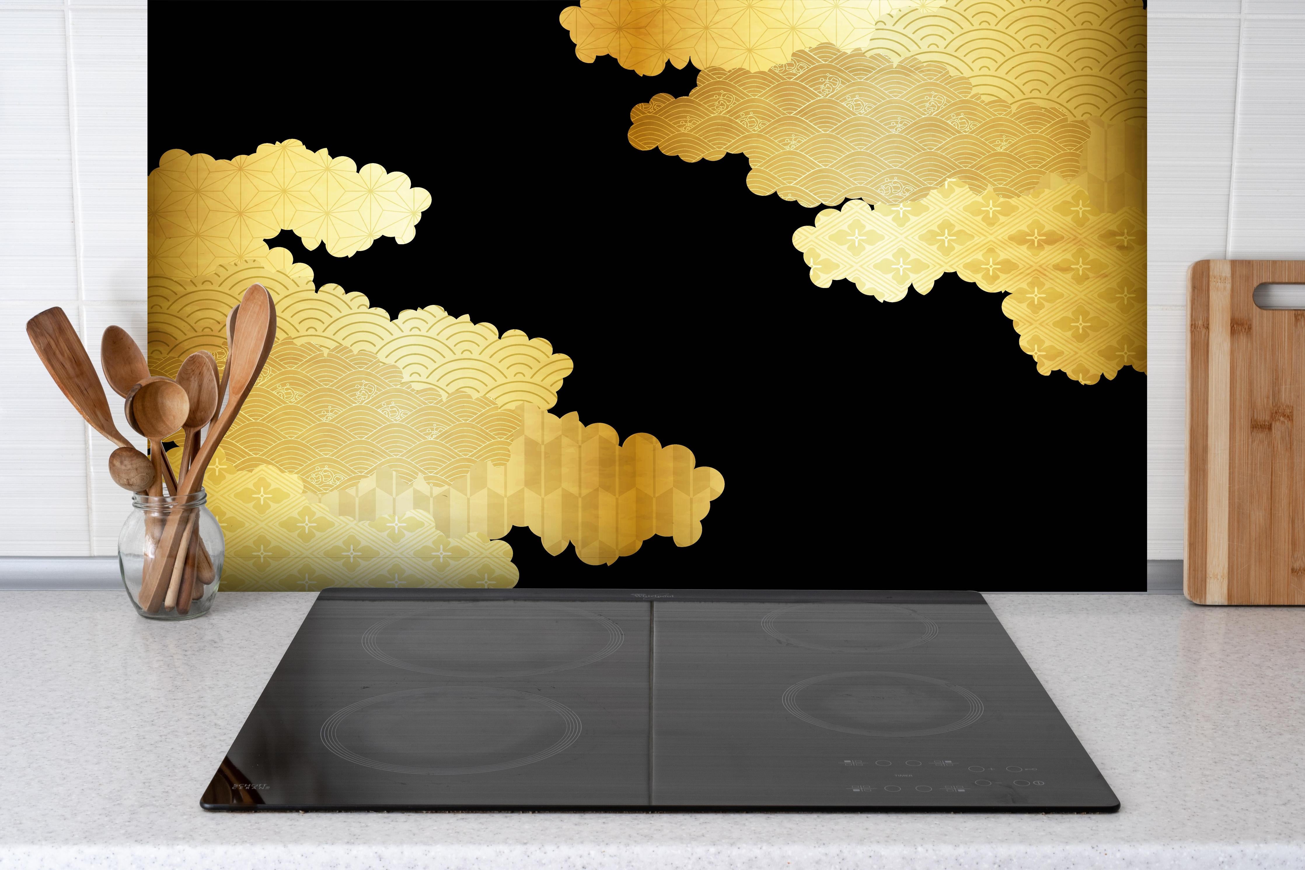 Spritzschutz - Elegantes Gold Wolkendesign Luxusmuster hinter einem Cerankochfeld zwischen Holz-Kochutensilien