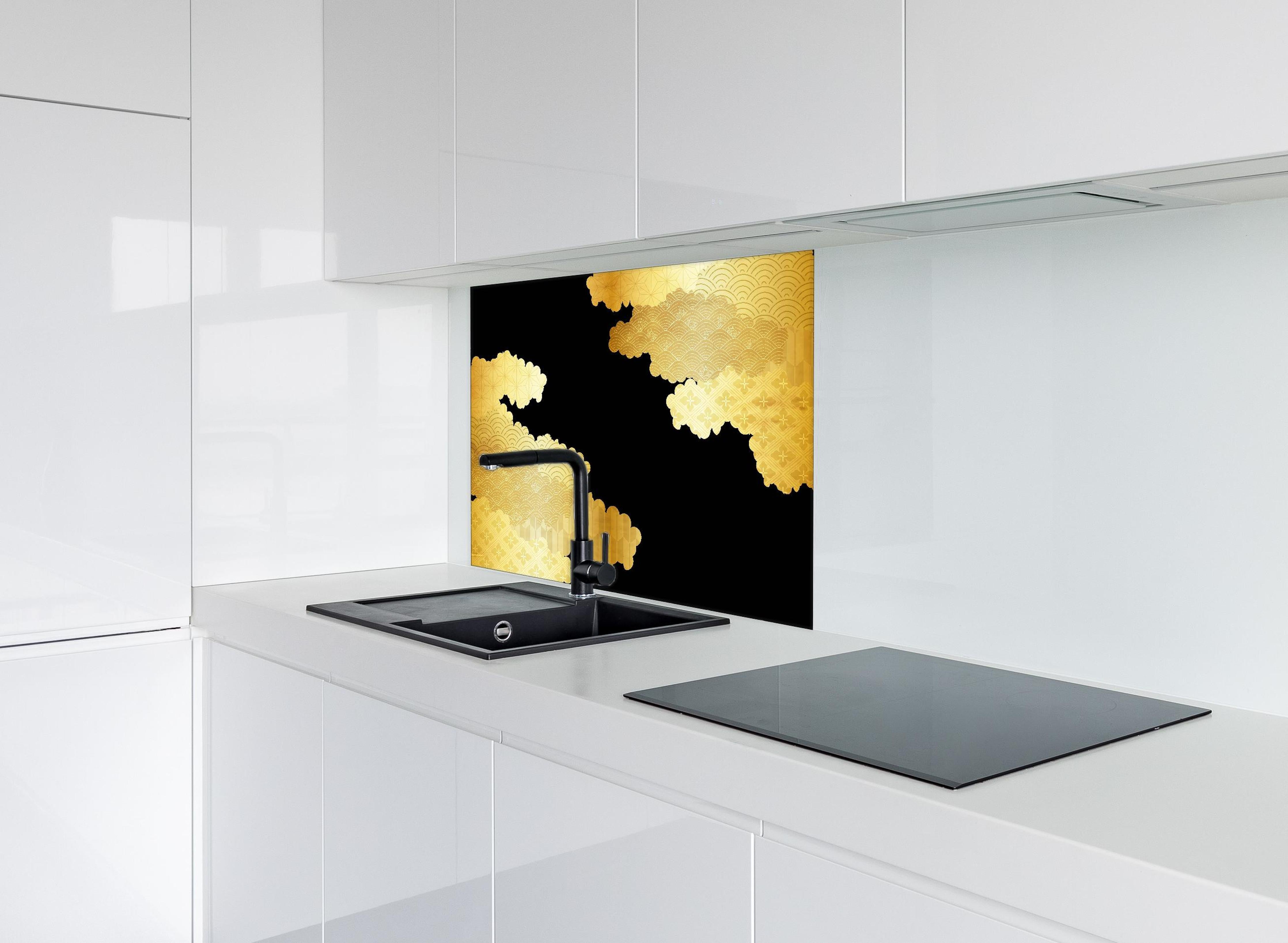 Spritzschutz - Elegantes Gold Wolkendesign Luxusmuster hinter einem Cerankochfeld zwischen Holz-Kochutensilien