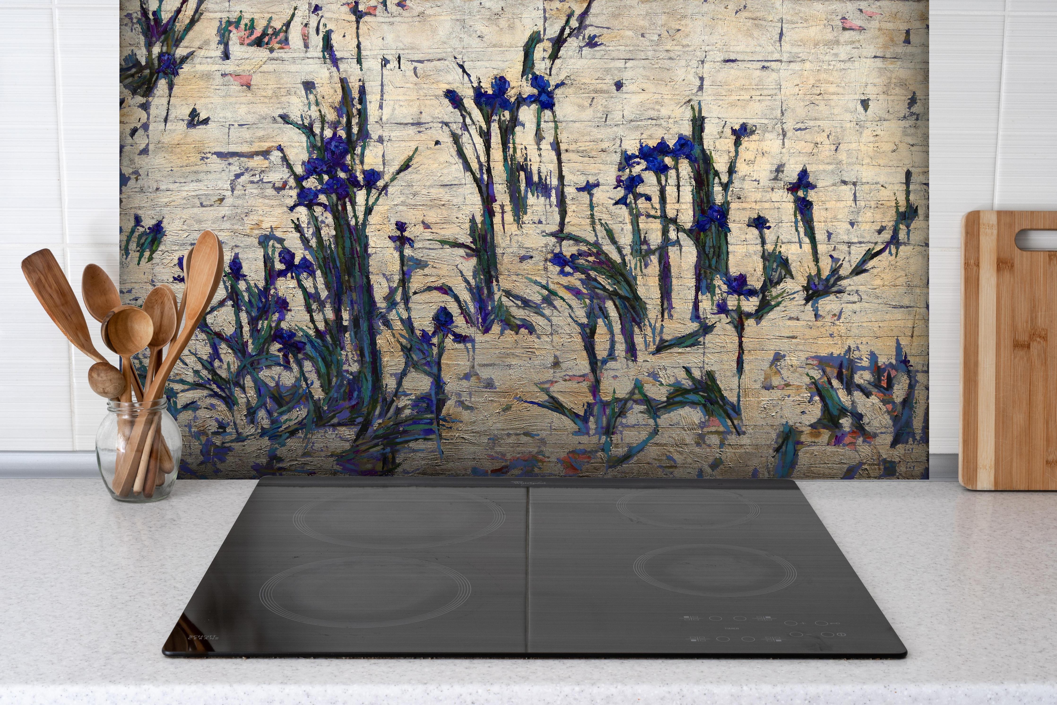 Spritzschutz - Elegantes Gold mit Violetttönen Muster hinter einem Cerankochfeld zwischen Holz-Kochutensilien