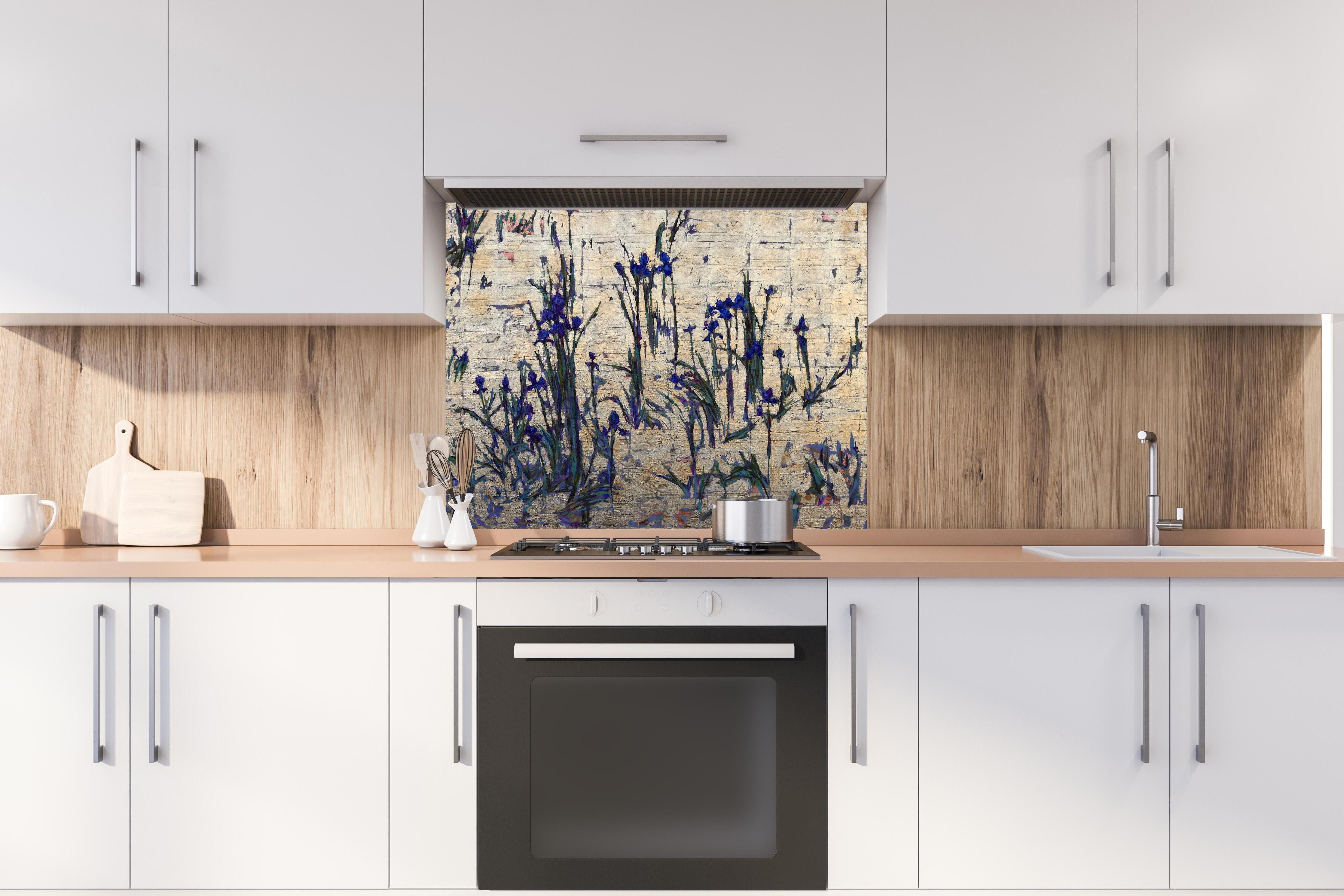 Spritzschutz - Elegantes Gold mit Violetttönen Muster hinter einem Cerankochfeld zwischen Holz-Kochutensilien