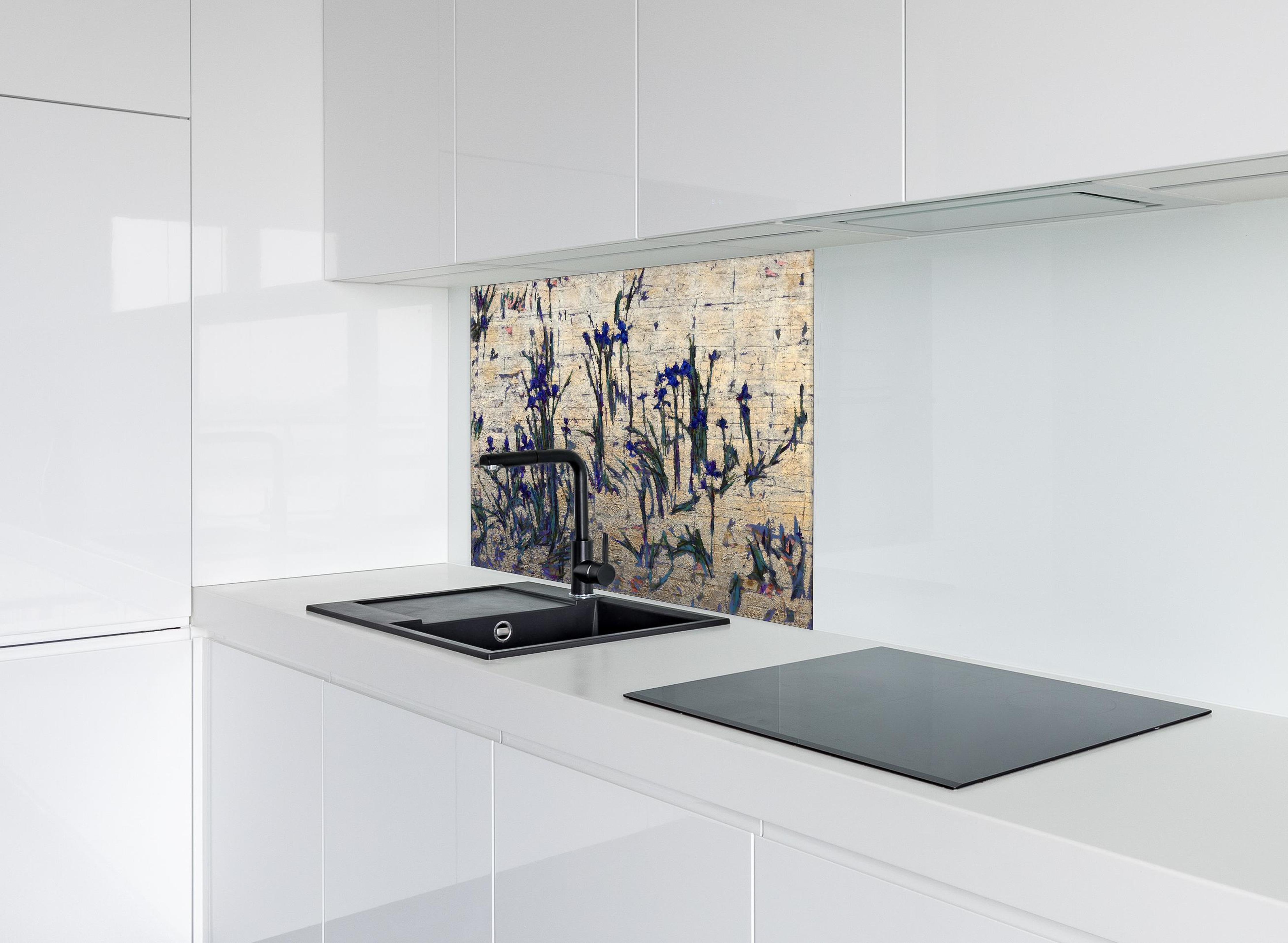 Spritzschutz - Elegantes Gold mit Violetttönen Muster hinter einem Cerankochfeld zwischen Holz-Kochutensilien