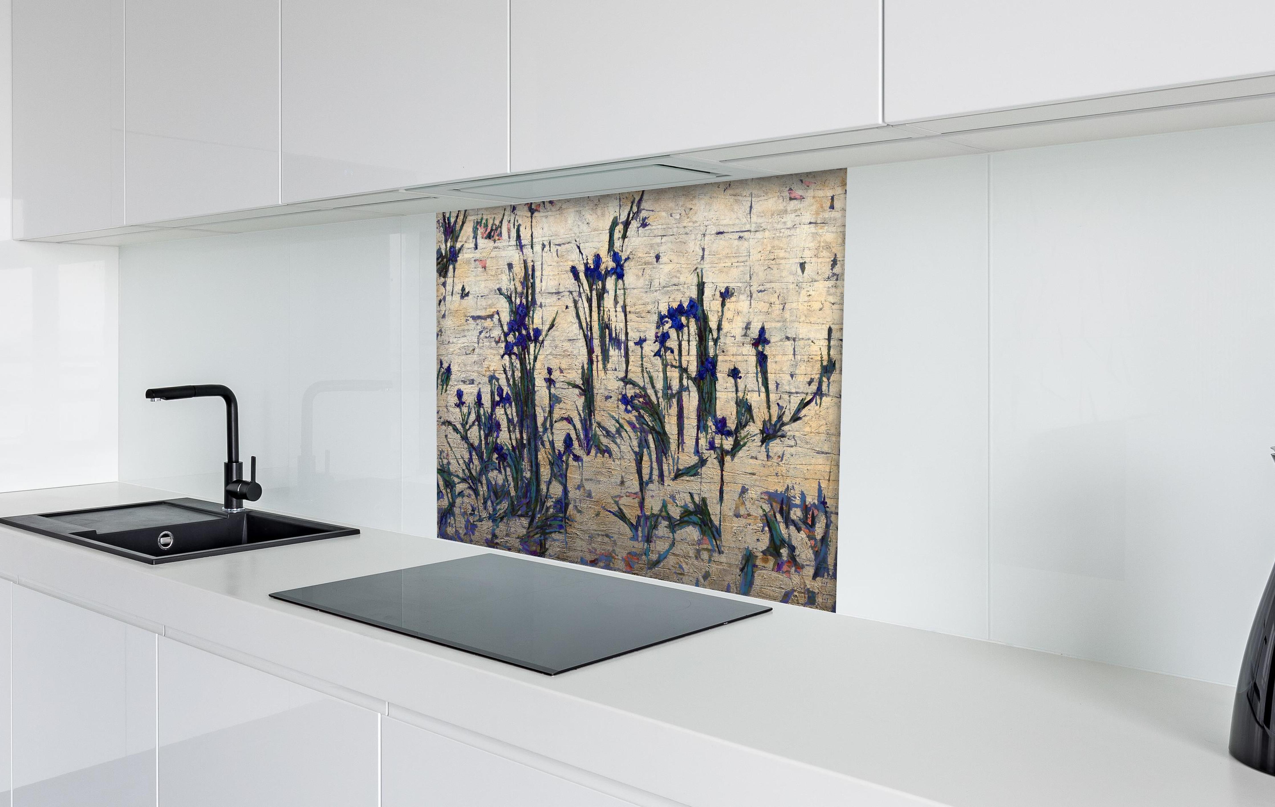 Spritzschutz - Elegantes Gold mit Violetttönen Muster hinter einem Cerankochfeld zwischen Holz-Kochutensilien