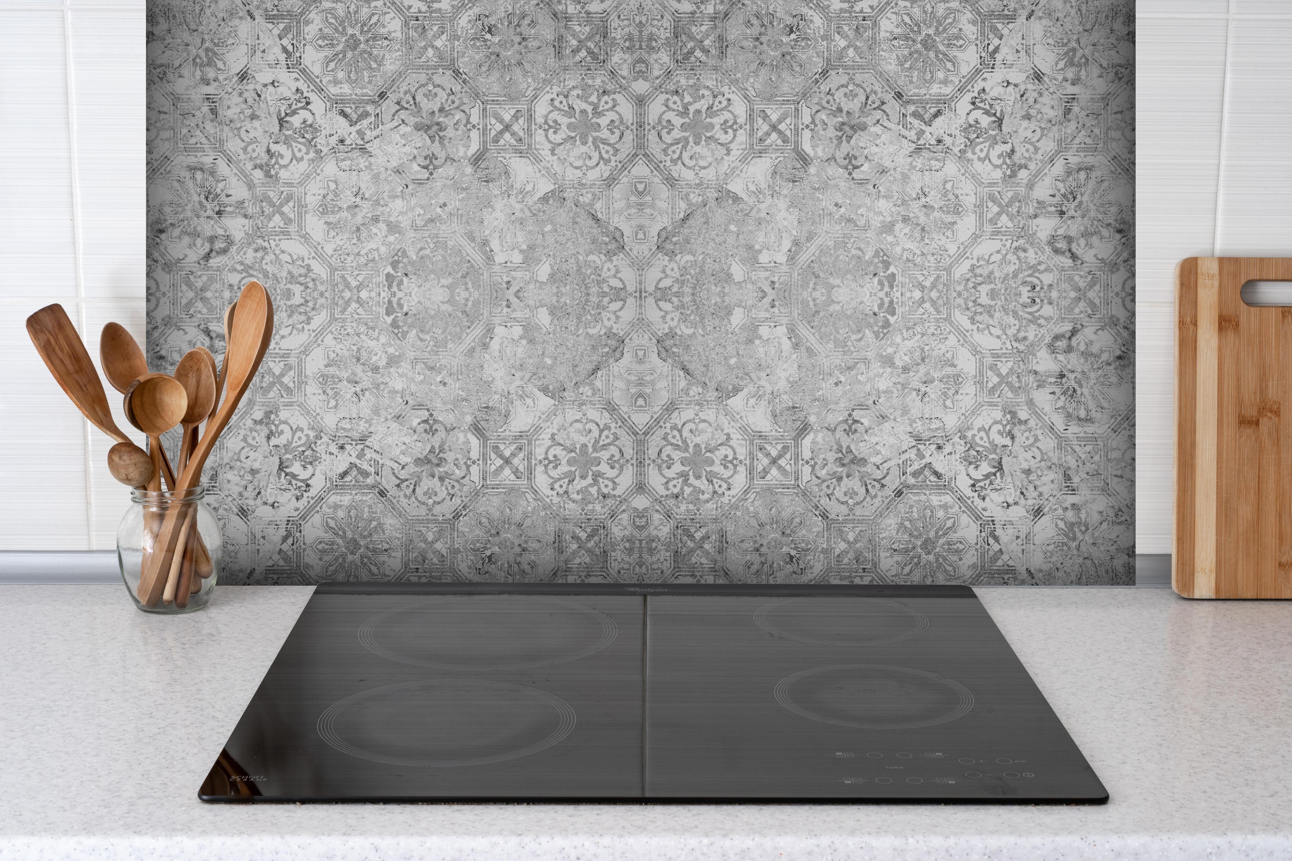 Spritzschutz - Elegantes Grau-Weiß Ornament Design hinter einem Cerankochfeld zwischen Holz-Kochutensilien