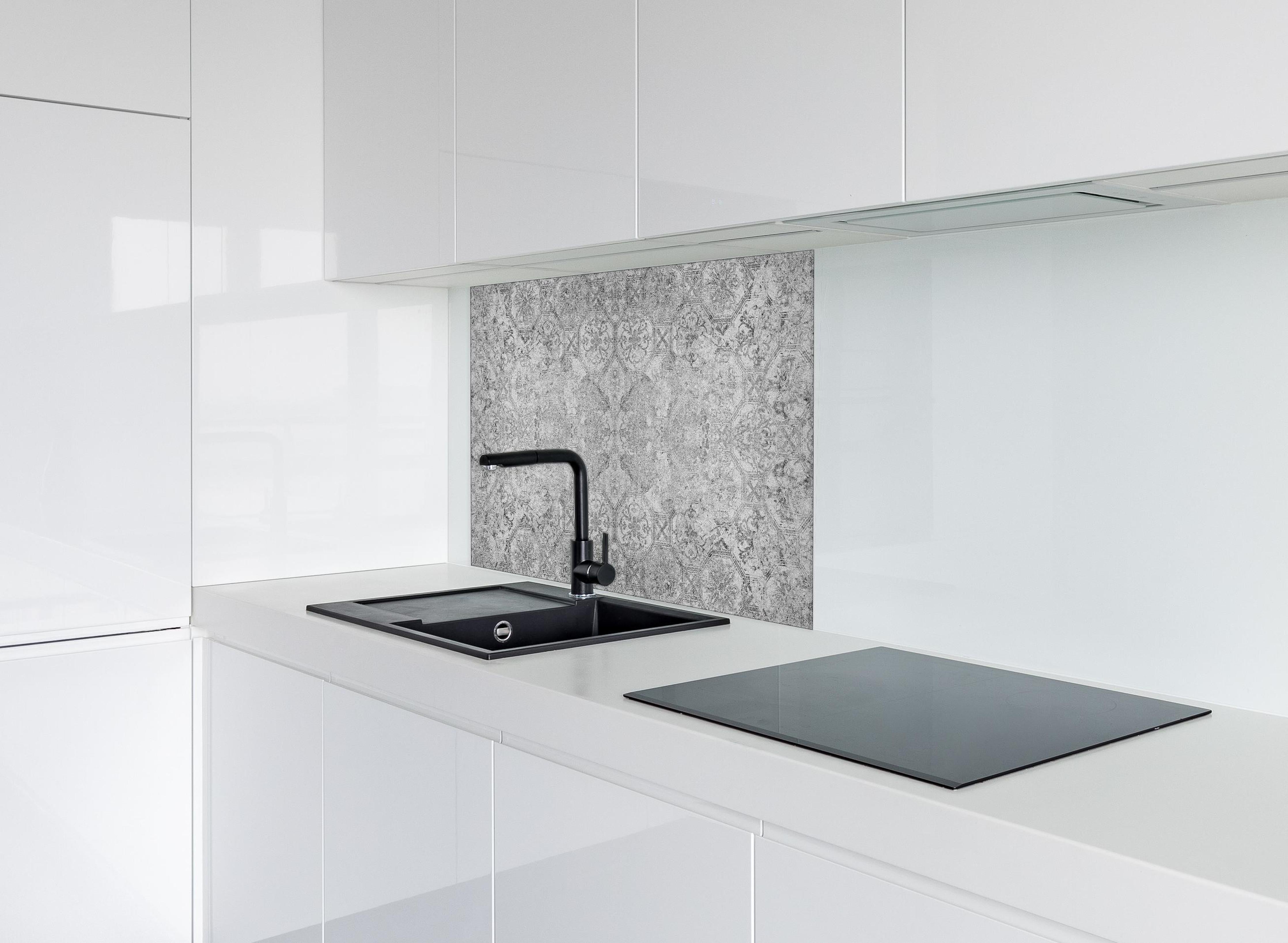 Spritzschutz - Elegantes Grau-Weiß Ornament Design hinter einem Cerankochfeld zwischen Holz-Kochutensilien