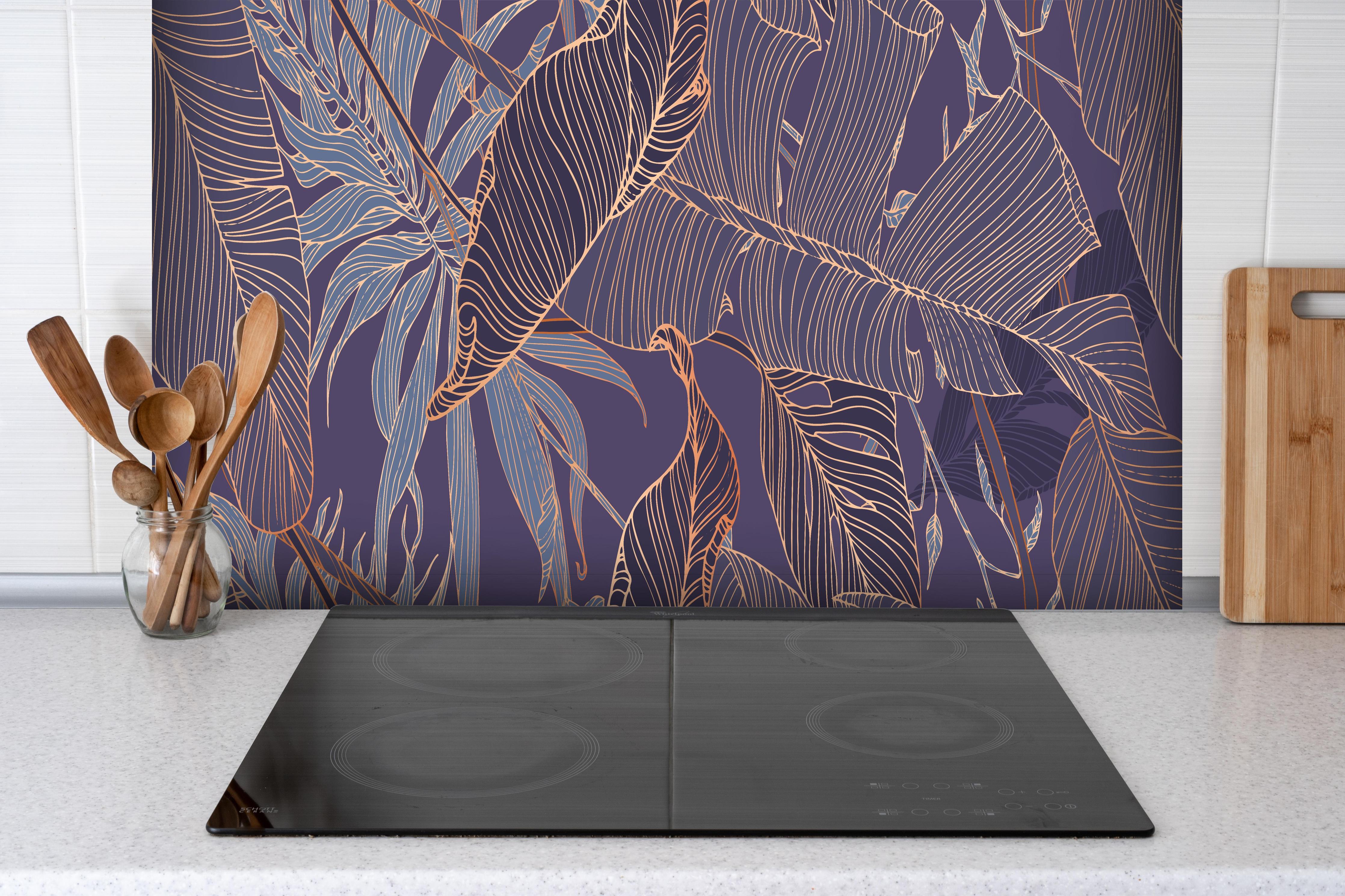 Spritzschutz - Elegantes Lila-Goldenes Blättermuster hinter einem Cerankochfeld zwischen Holz-Kochutensilien